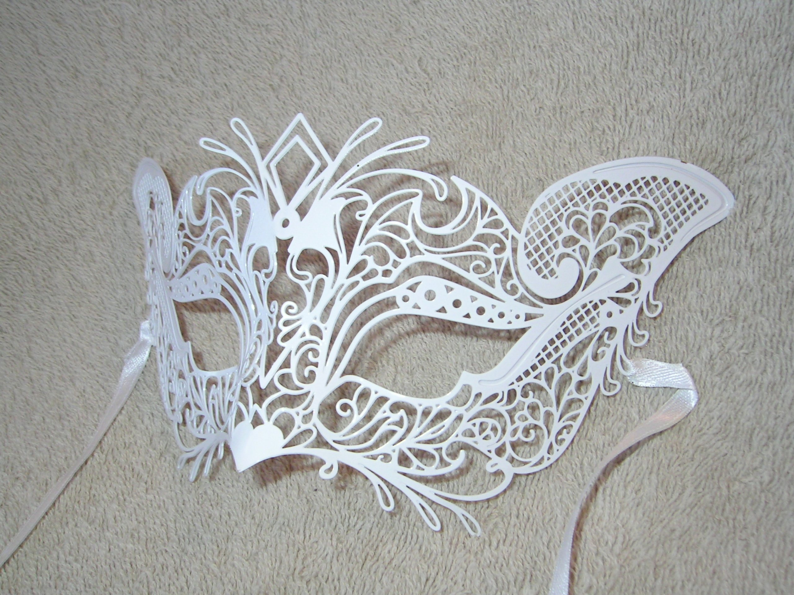 Elegant White Laser-Cut Cat Venetian Carnival Mask - Handmade Venetian Masquerade Mask for Halloween, Costume Parties & Mardi Gras - Perfect for Cosplay, Ball Masks & Themed Events