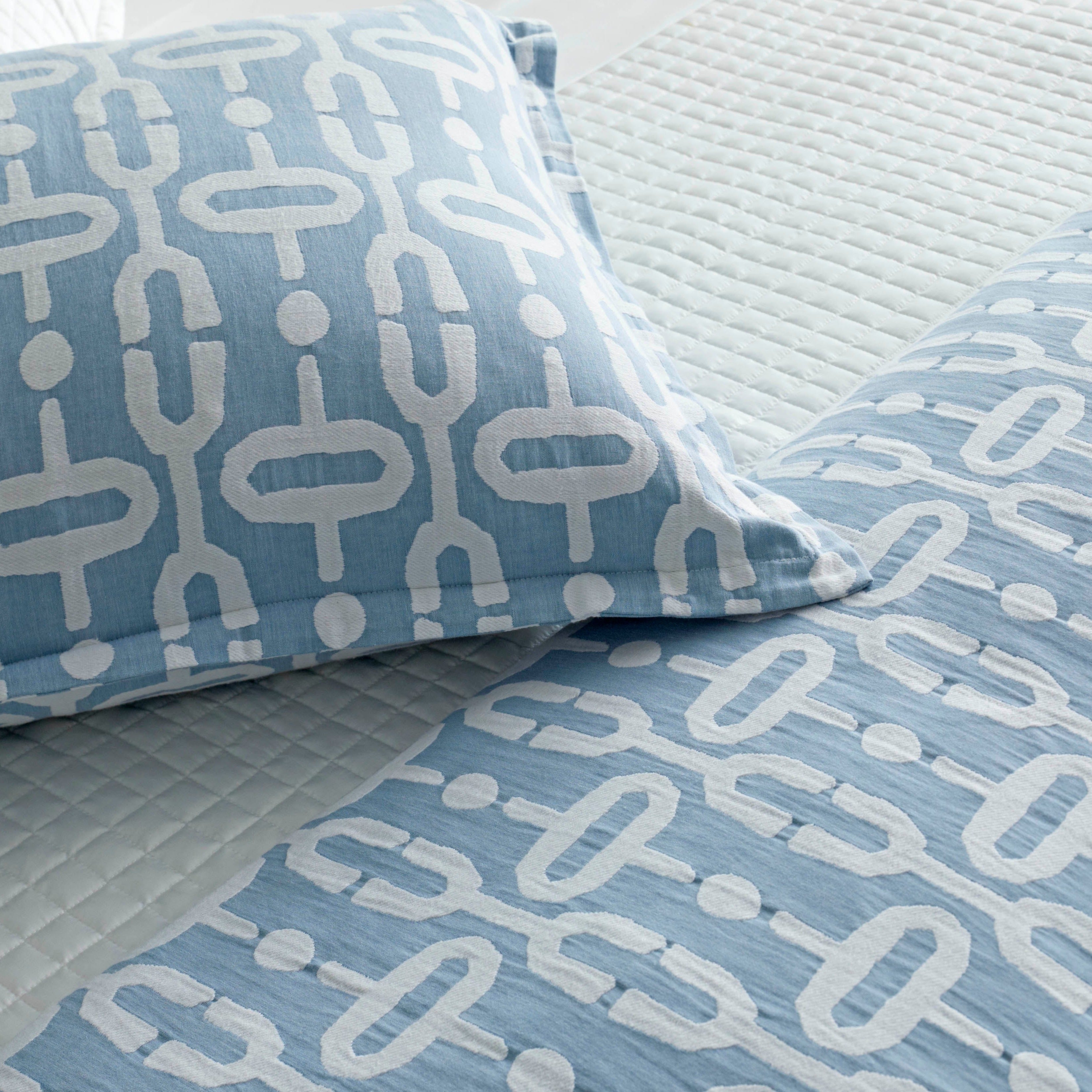 Stylish Doorknocker Duvet Cover Set - Queen Size Bedding with Pillow Shams - Perfect for Modern Bedrooms & Guest Rooms
