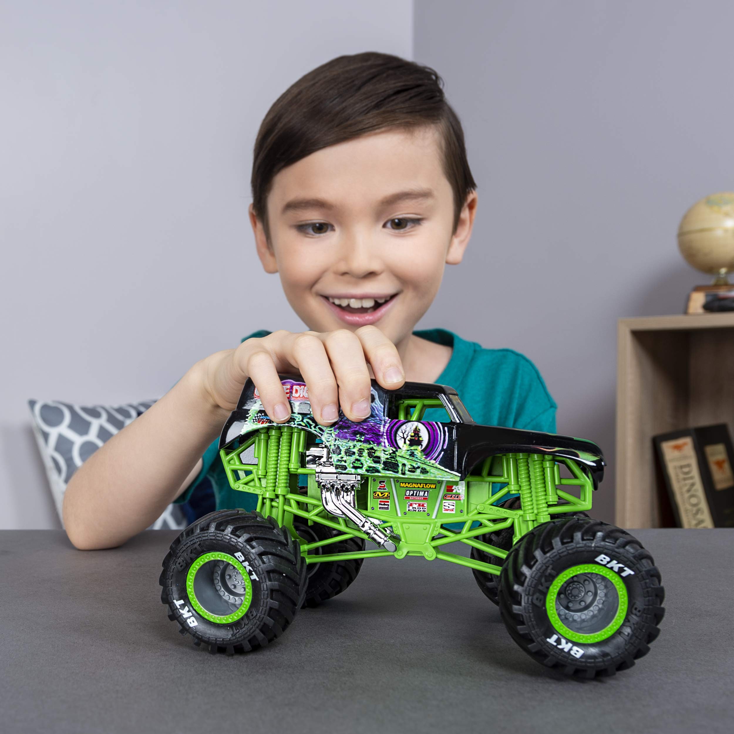 Monster Jam Official Grave Digger 1:24 Scale Die-Cast Monster Truck - Collectible Toy for Kids & Adults, Perfect for Play, Display & Gift Giving
