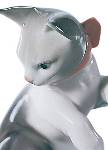 Lladró Glossy White and Gray Porcelain Cat and Mouse Figurine - Elegant Decorative Kitten Statue for Home Décor, Gift & Collectible | Perfect for Living Room, Office Display & Cat Lover Gifts