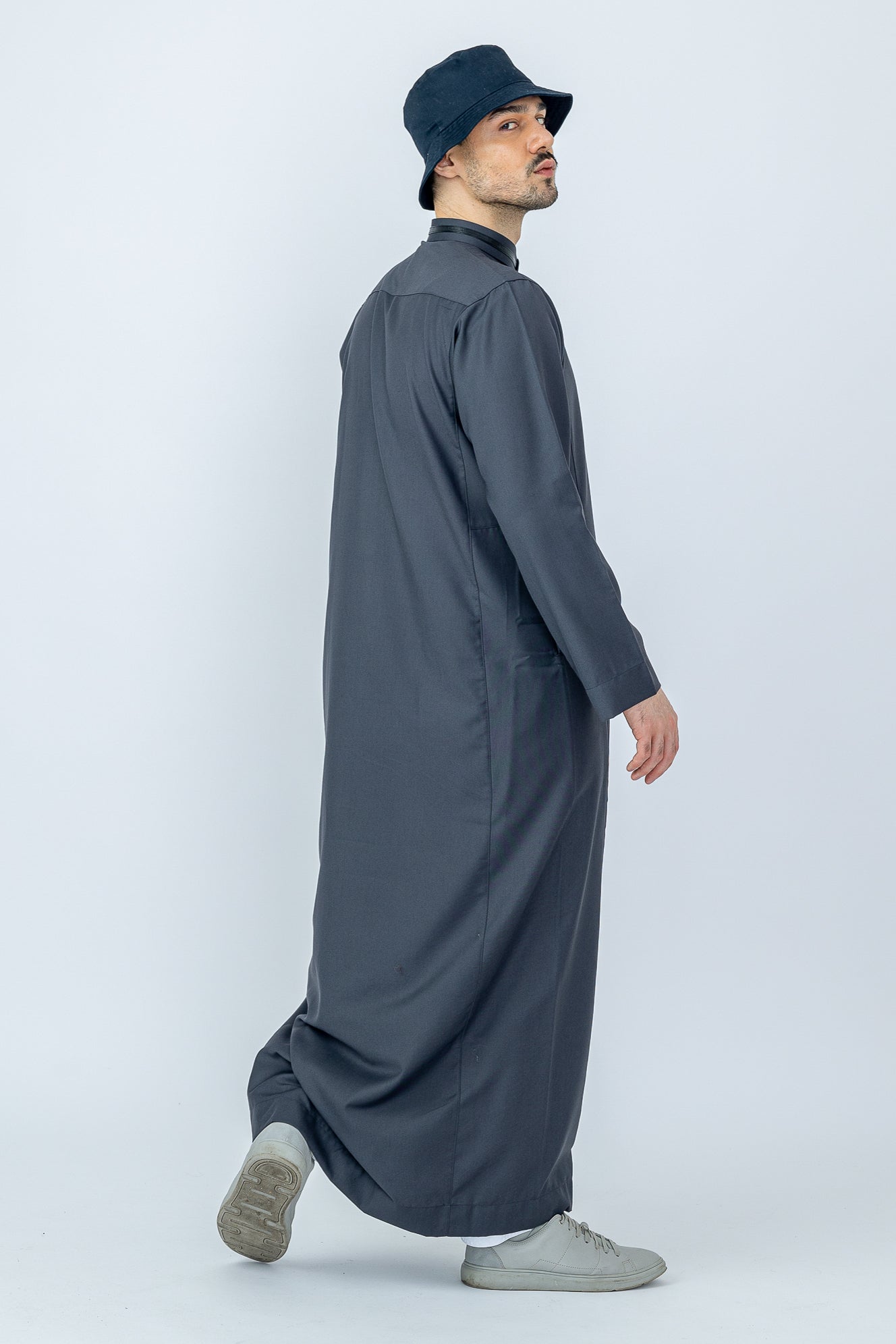 713 Charcoal Grey Thobe for Men - Traditional Islamic Robe with Comfortable Fit - Perfect for Prayer, Eid, and Special Occasions