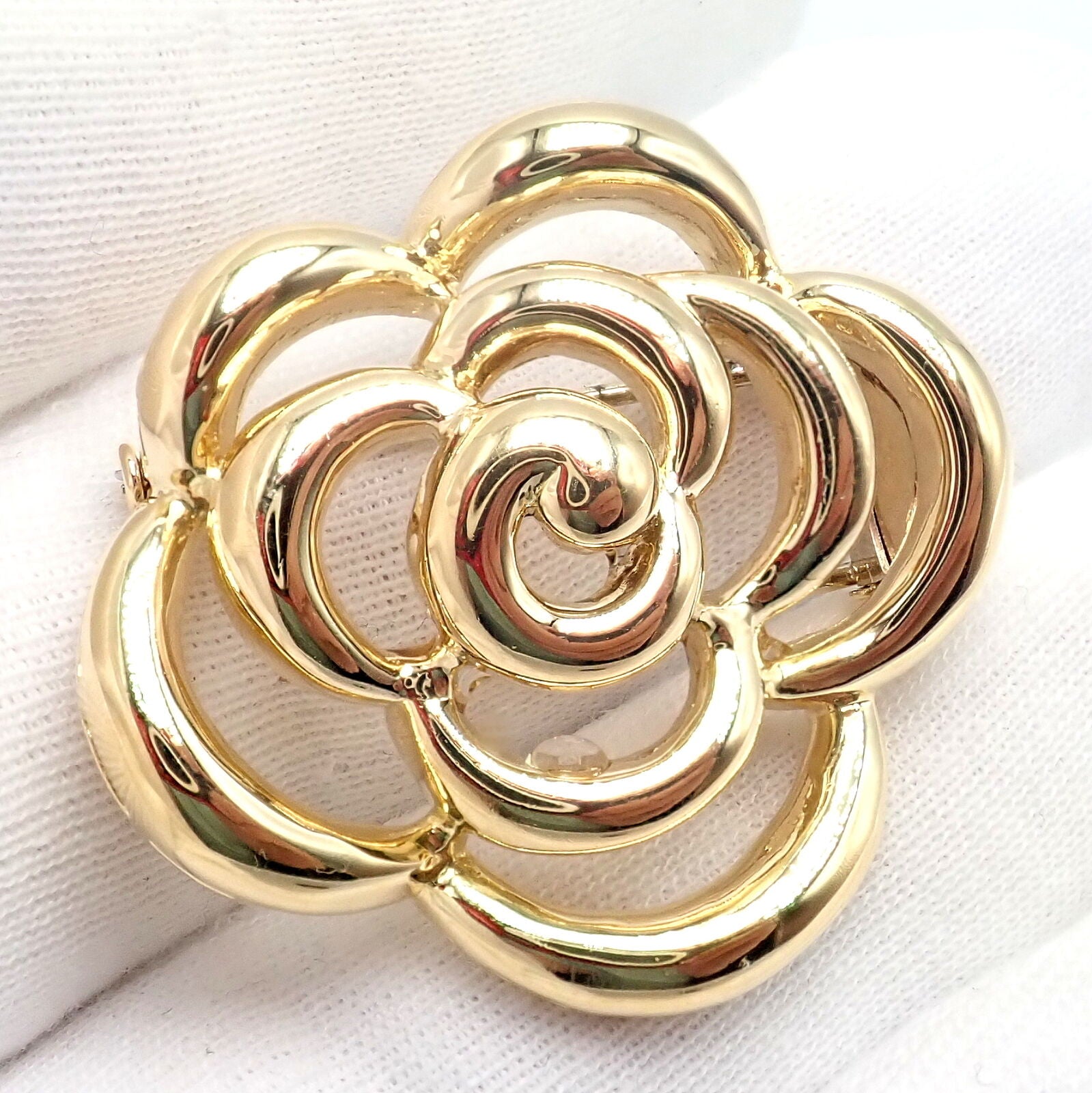 Authentic Van Cleef & Arpels 18k Yellow Gold Camellia Flower Pin Brooch Vintage 1998 - Elegant Jewelry for Women, Perfect for Special Occasions, Weddings & Gift Giving