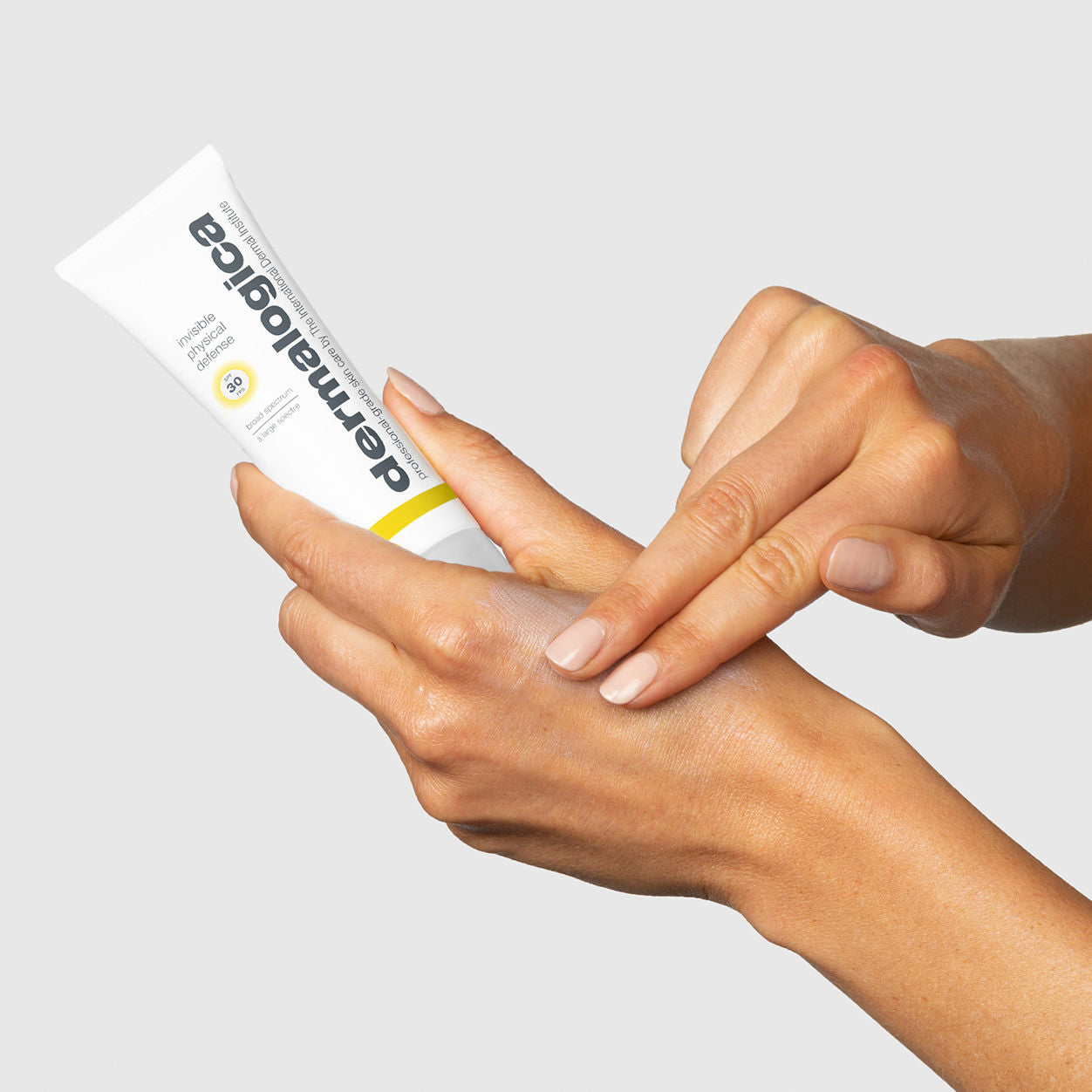 Invisible Physical Defense SPF 30 Sunscreen - Broad Spectrum Mineral Sunscreen for Face & Body, Water Resistant, Non-Greasy Formula for Daily Protection - Perfect for Beach, Outdoor Sports & Everyday Use