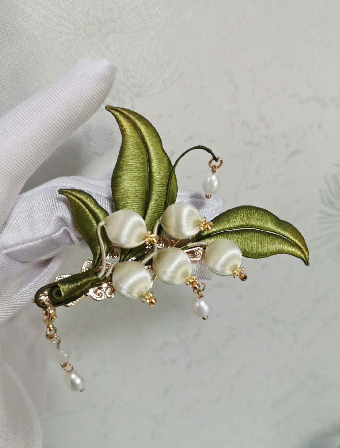 Handmade Silk Brooch Floral Pin - Elegant Berry Design for Women's Fashion Accessories | Perfect for Dresses, Jackets, Scarves & Gift Giving