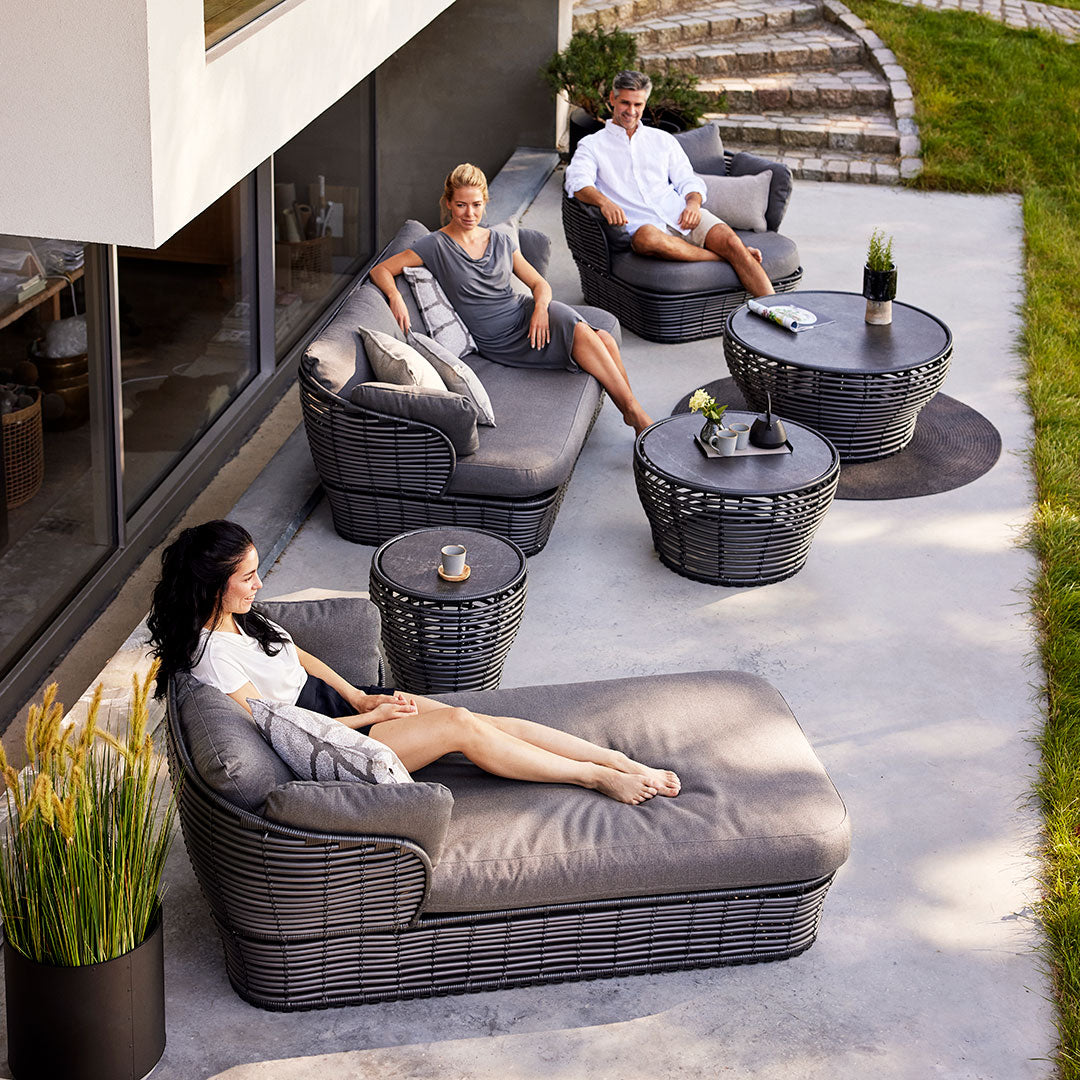 Outdoor Wicker Coffee Table - Small Round Basket Weave Side Table for Patio, Garden, or Balcony - Perfect for Relaxing with Coffee or Drinks