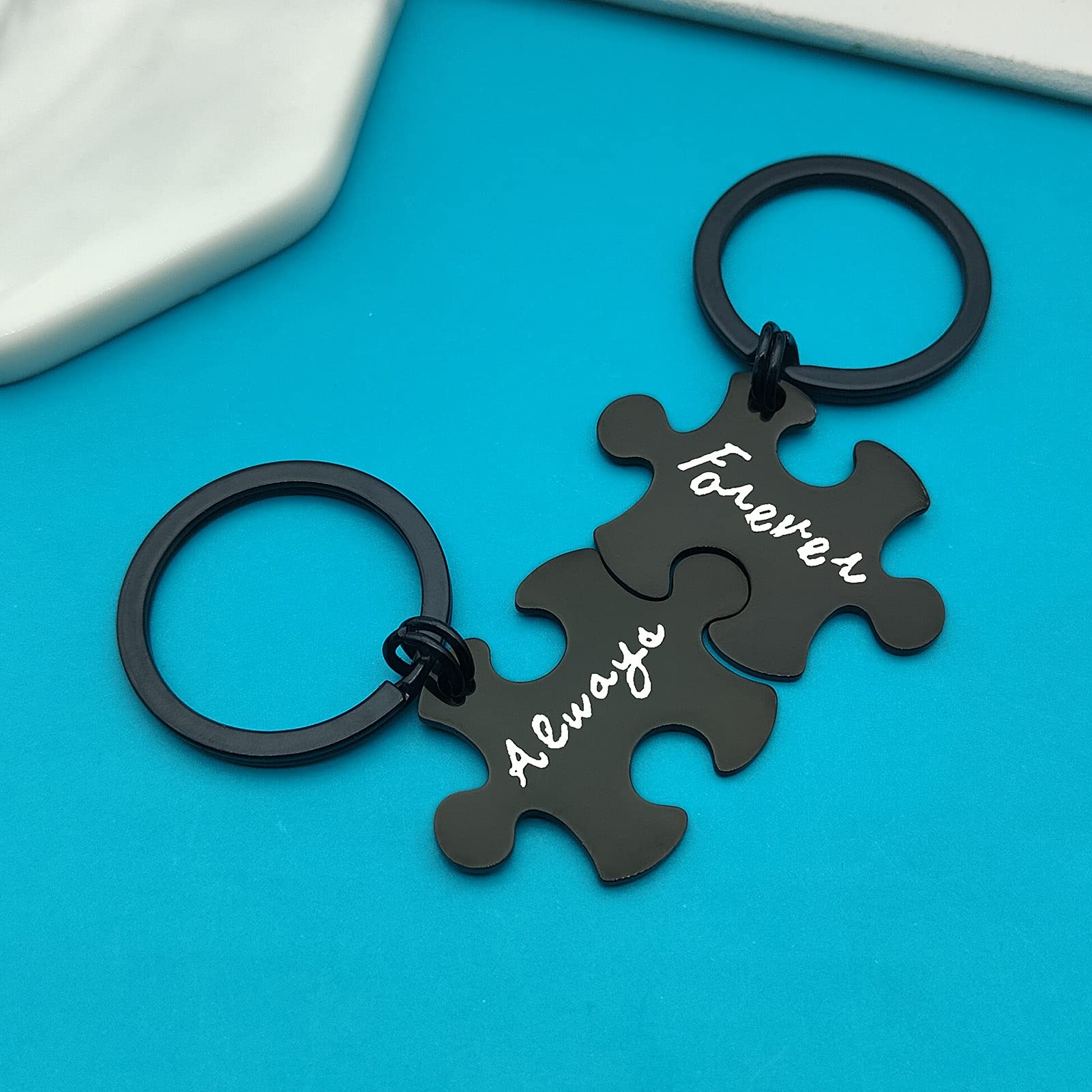 Romantic Couple Keychain Set - Perfect Valentine's Day, Christmas, Birthday & Anniversary Gift for Boyfriend, Girlfriend, Husband or Wife - Heart-Shaped Matching Keychains for Couples - Ideal for Everyday Use & Special Occasions
