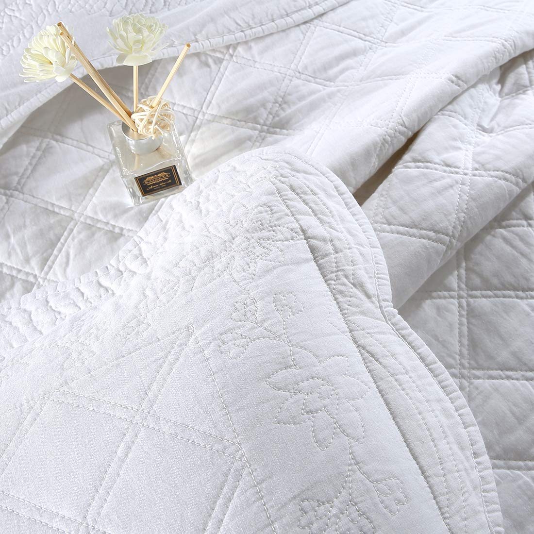 VCTOPS 100% Cotton Floral Embroidered Quilt Set 3-Piece King Size Reversible Diamond Pattern Quilted Bedspread Coverlet - Soft Luxury Bedding for Master Bedroom, Guest Room & Home Decor (King, White)