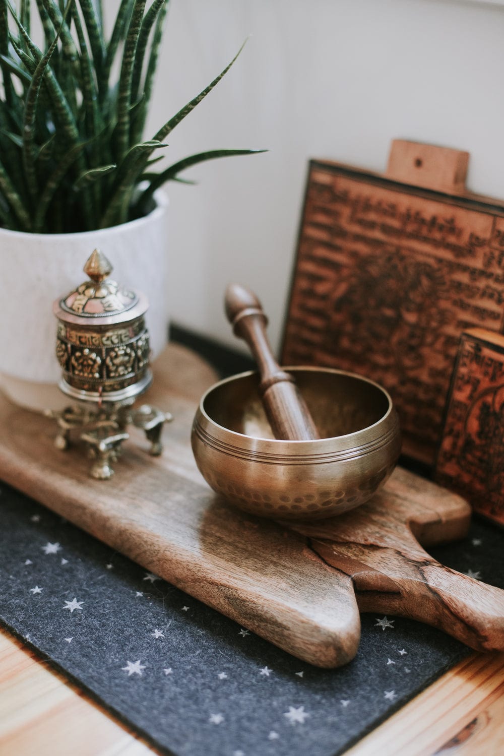 Hand Hammered Tibetan Singing Bowl Set - Meditation & Healing Sound Therapy for Yoga, Mindfulness & Relaxation - Perfect for Home, Spa & Studio Use