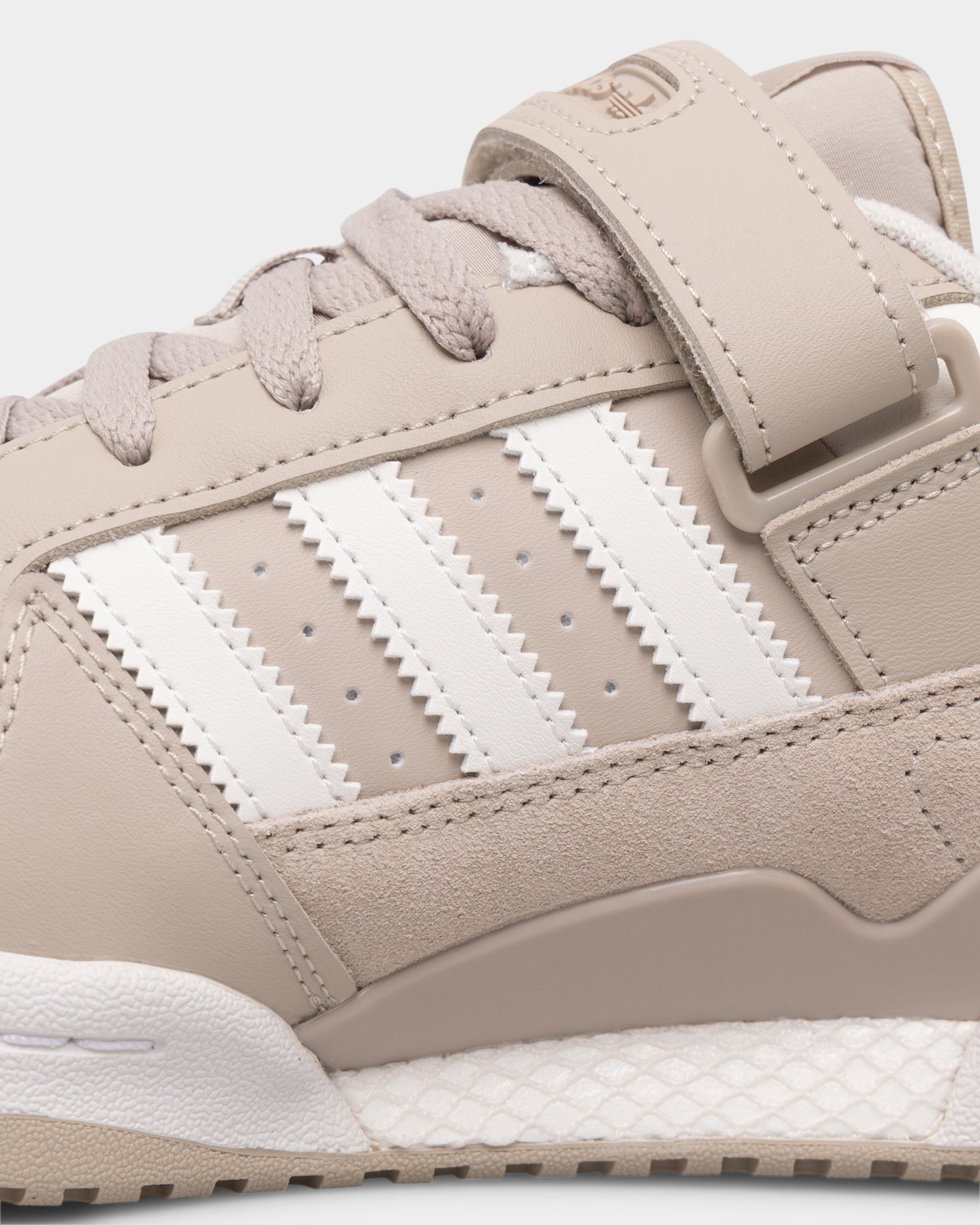 Adidas Forum Low Sneakers - Wonder Beige & Cloud White - Casual Basketball Shoes for Men & Women - Perfect for Streetwear, Gym & Everyday Wear