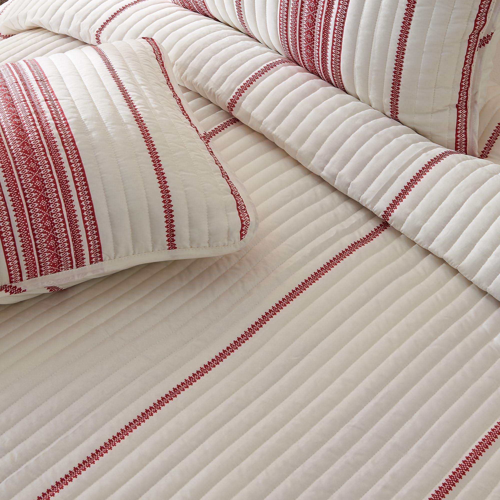 Great Bay Home King Size Reversible Quilt Set - All Season Lightweight Bedspread with 2 Pillow Shams - Modern Red Striped Design for Bedroom Decor | Perfect for Guest Rooms, Master Bedrooms & Cozy Home Styling
