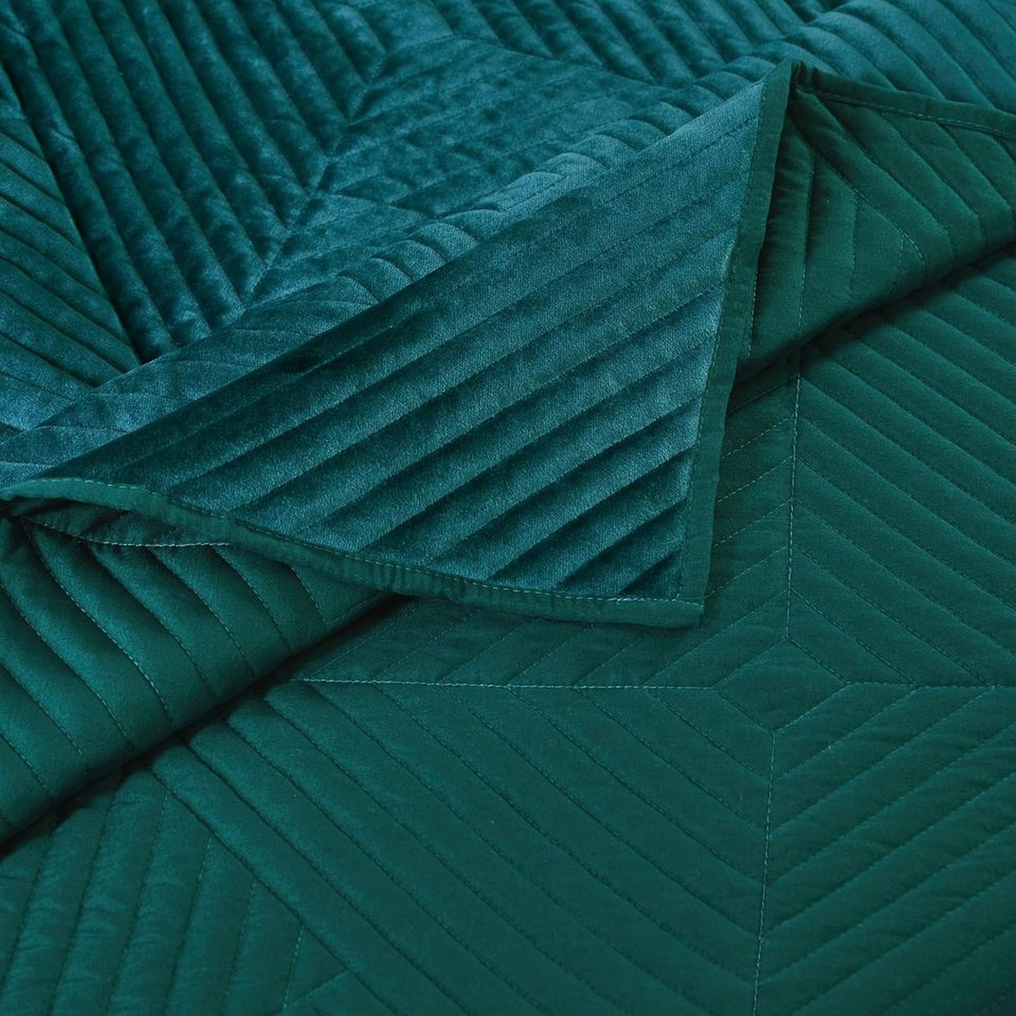 Benjara Bann 3-Piece King Size Quilt Set - Modern Geometric Pattern Bedding in Green | Perfect for Master Bedroom, Guest Room & Cozy Home Decor