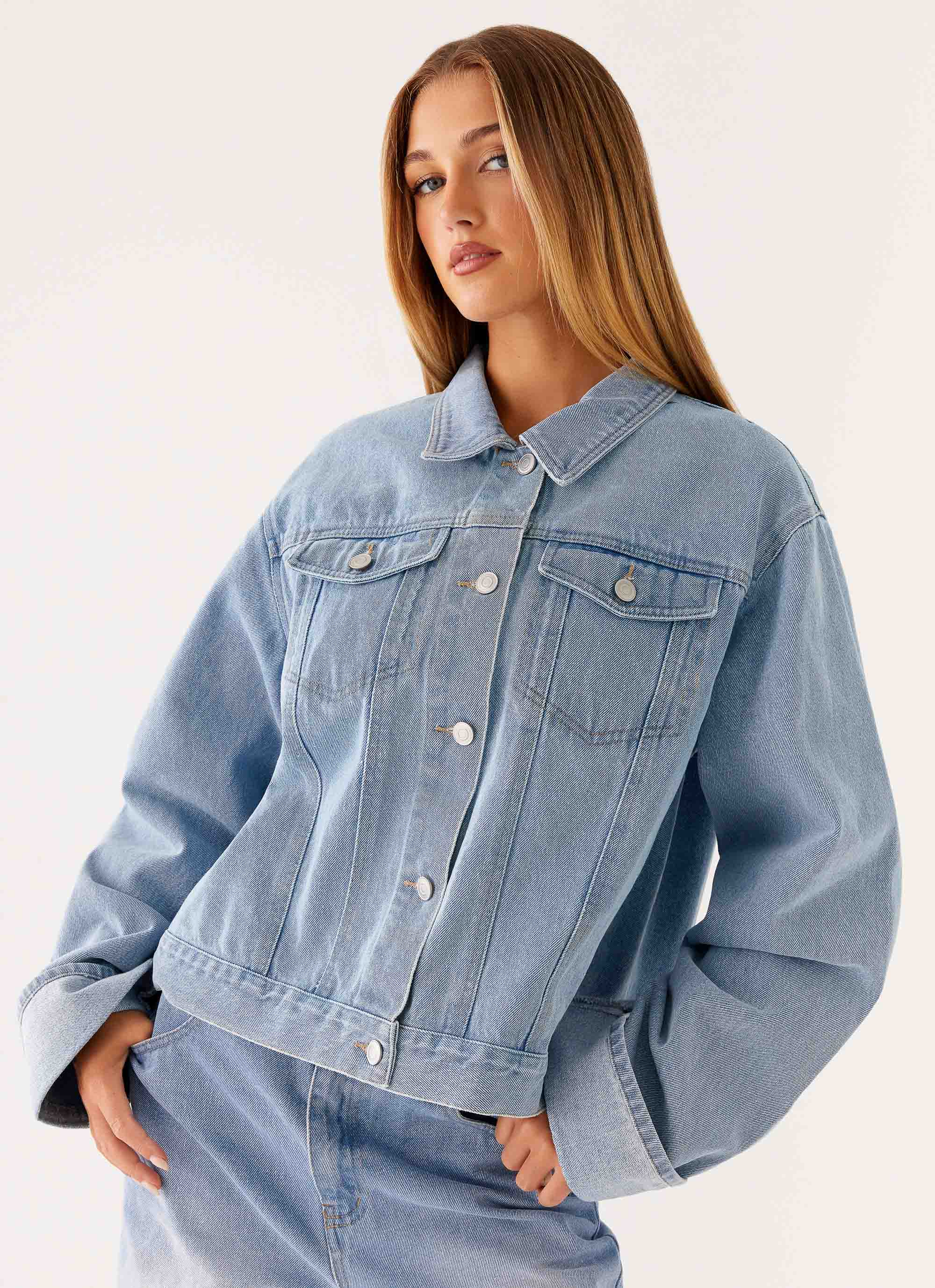 Vintage Light Wash Blue Oversized Denim Jacket for Women - Distressed Boyfriend Style Denim Coat - Perfect for Casual Outfits, Streetwear & Layering in Fall/Spring