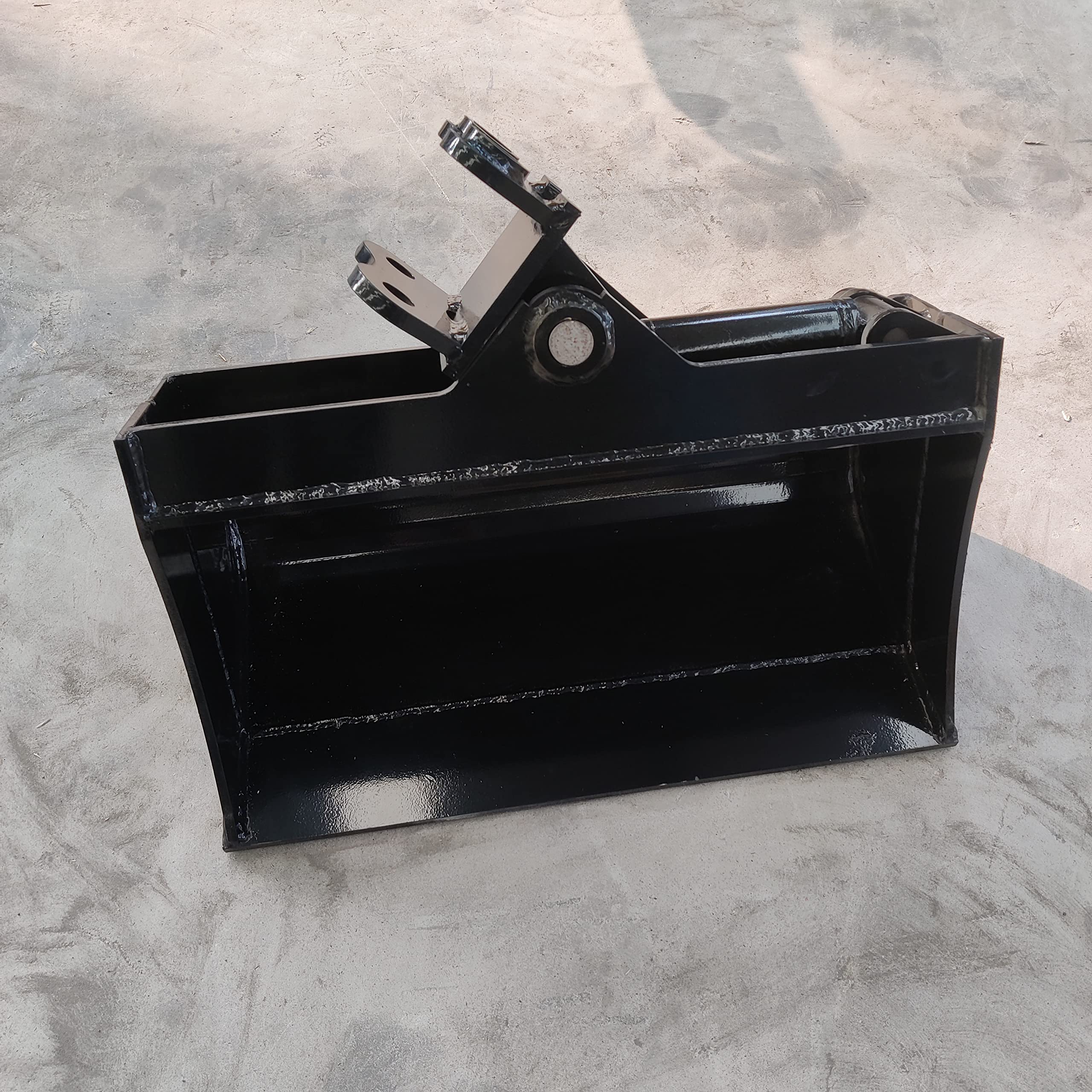 TYPHON 600mm Tilting Bucket Attachment for Mini Excavators - Heavy Duty Excavator Bucket for TYPHON Machinery - Perfect for Landscaping, Trenching & Construction Projects