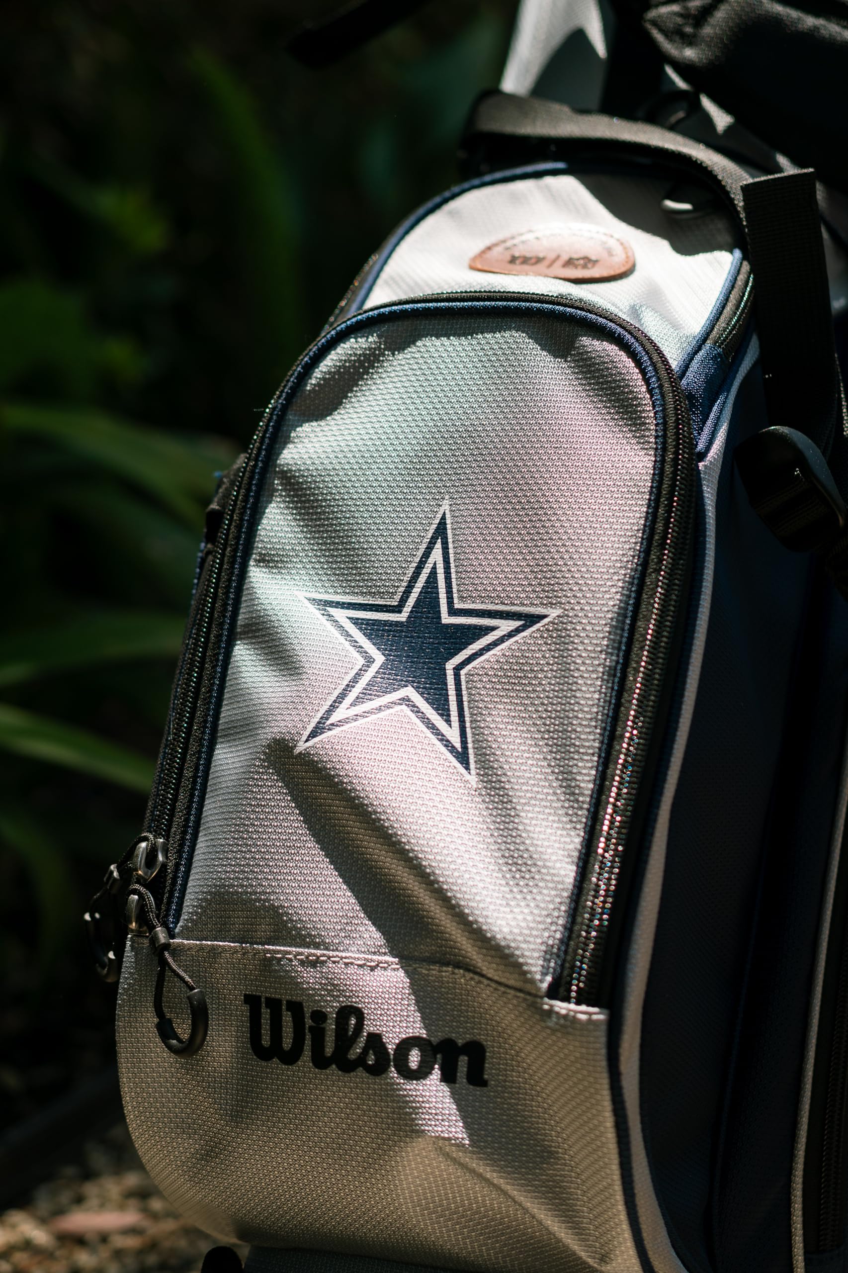 Wilson NFL Dallas Cowboys Stand Golf Bag - Durable & Lightweight for Men & Women | Perfect for Golf Courses, Driving Ranges & Outdoor Sports