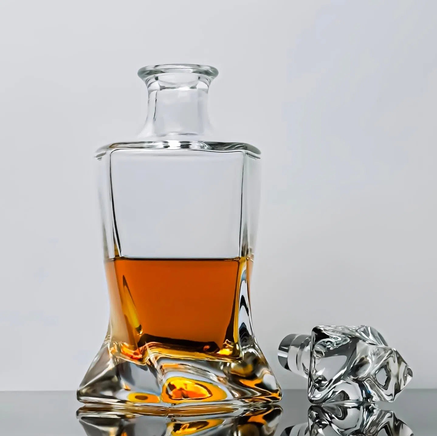 Premium Twisted Whisky Decanter Set with 4 Glasses - Elegant Scotch Bourbon Liquor Pourer & Serving Kit for Home Bar, Dinner Parties & Gifts