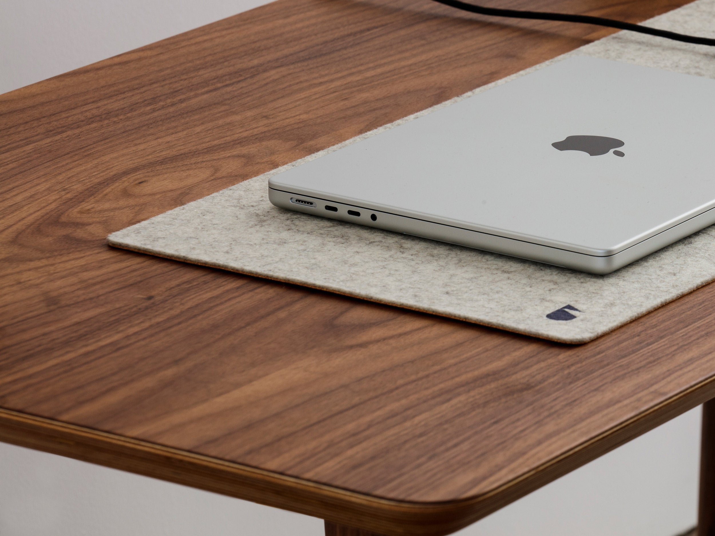 Adjustable Height Standing Desk with Touch Control - Ergonomic Home & Office Workstation for Comfortable Working & Studying