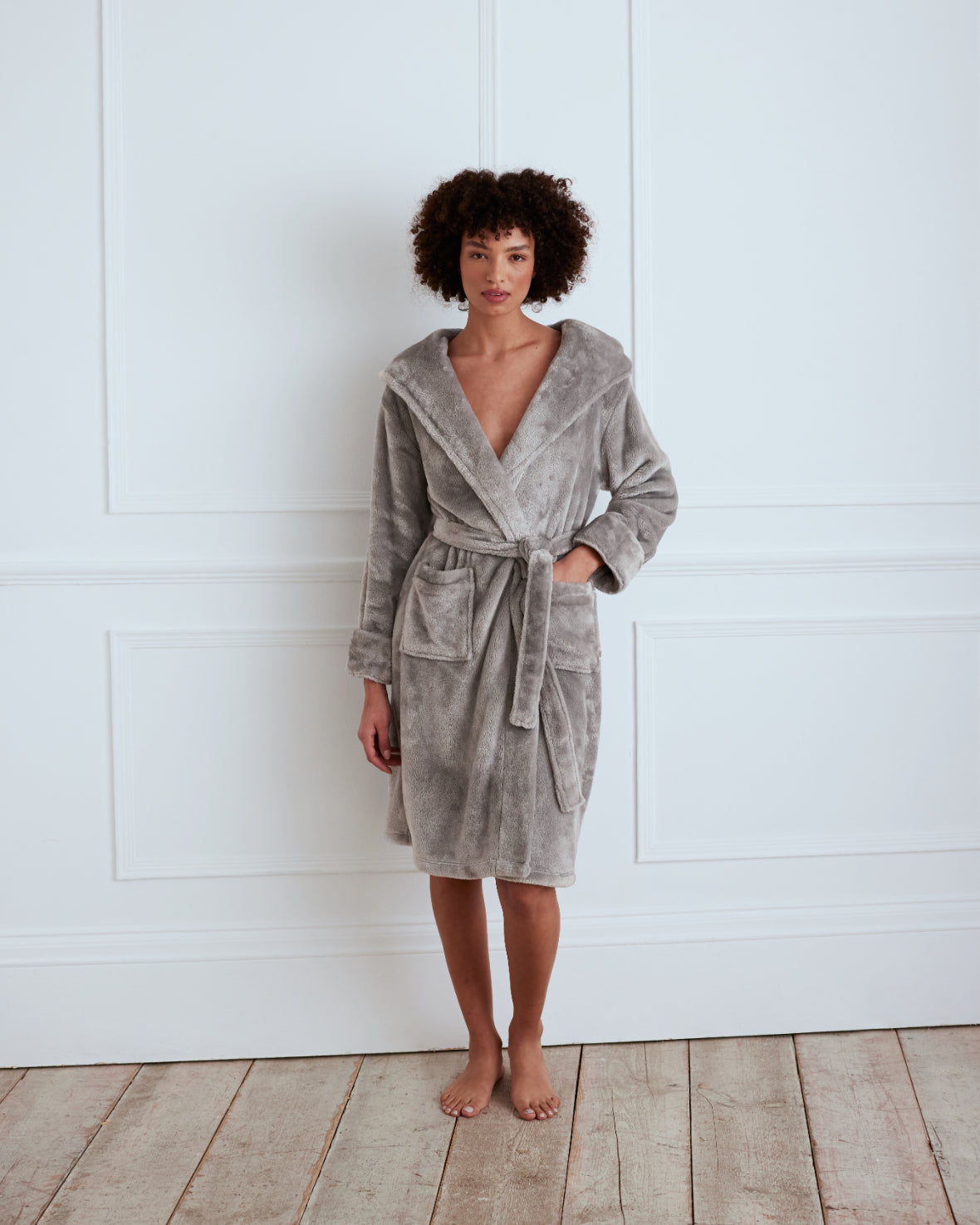 Soft Fleece Dressing Gown for Women & Men - Cozy Grey Bathrobe for Winter - Perfect for Lounging, Spa Days & Cold Mornings