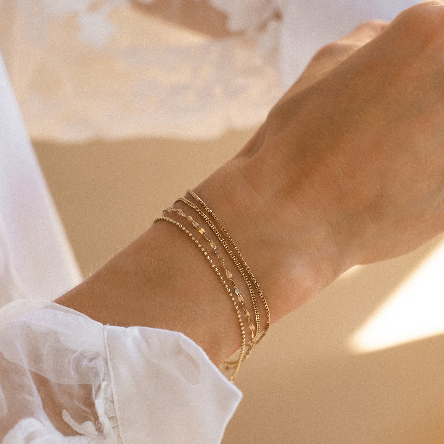 Stylish 14K Gold Curb Chain Bracelet for Women - Dainty & Elegant Jewelry Gift for Her - Perfect for Everyday Wear, Parties & Special Occasions