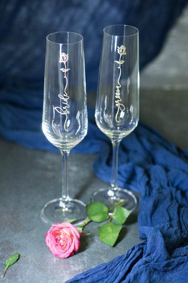 Personalized Mr & Mrs Wedding Glasses with Initials - Elegant Champagne Flutes for Gay & Same-Sex Weddings - Custom Bridesmaid Gift & Wedding Decor - Perfect for Toasts, Anniversaries & Romantic Celebrations