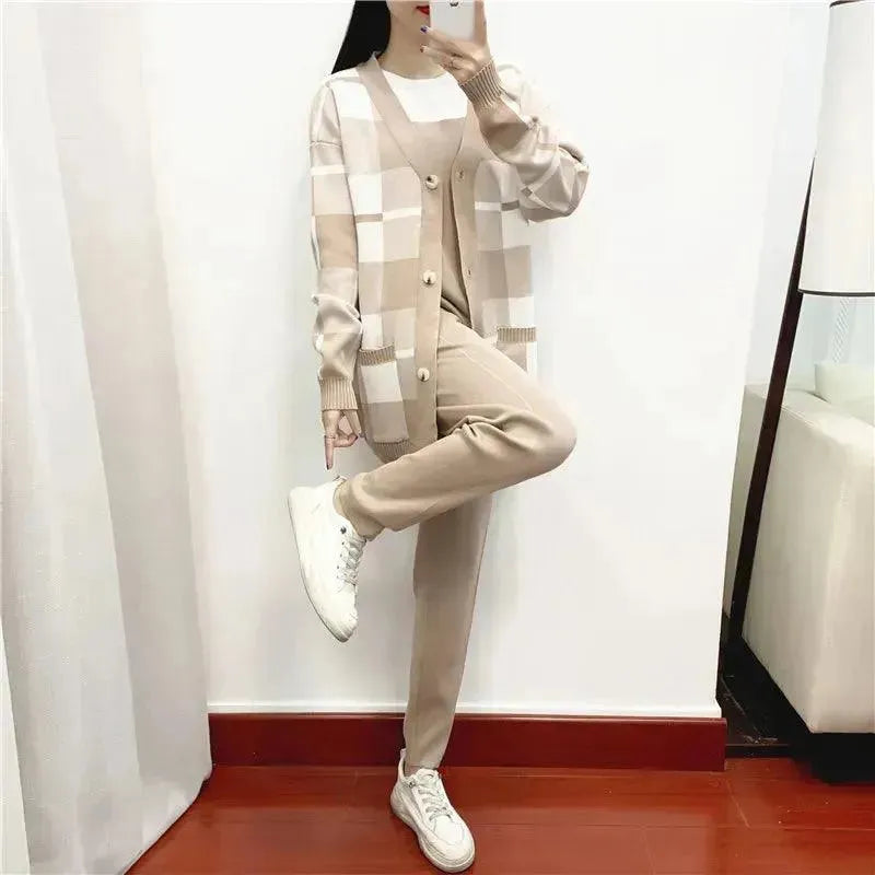 Stylish Colorblock Knit Women's 3-Piece Set - Cozy Sweater, Pants & Scarf Combo for Fall & Winter Outfits