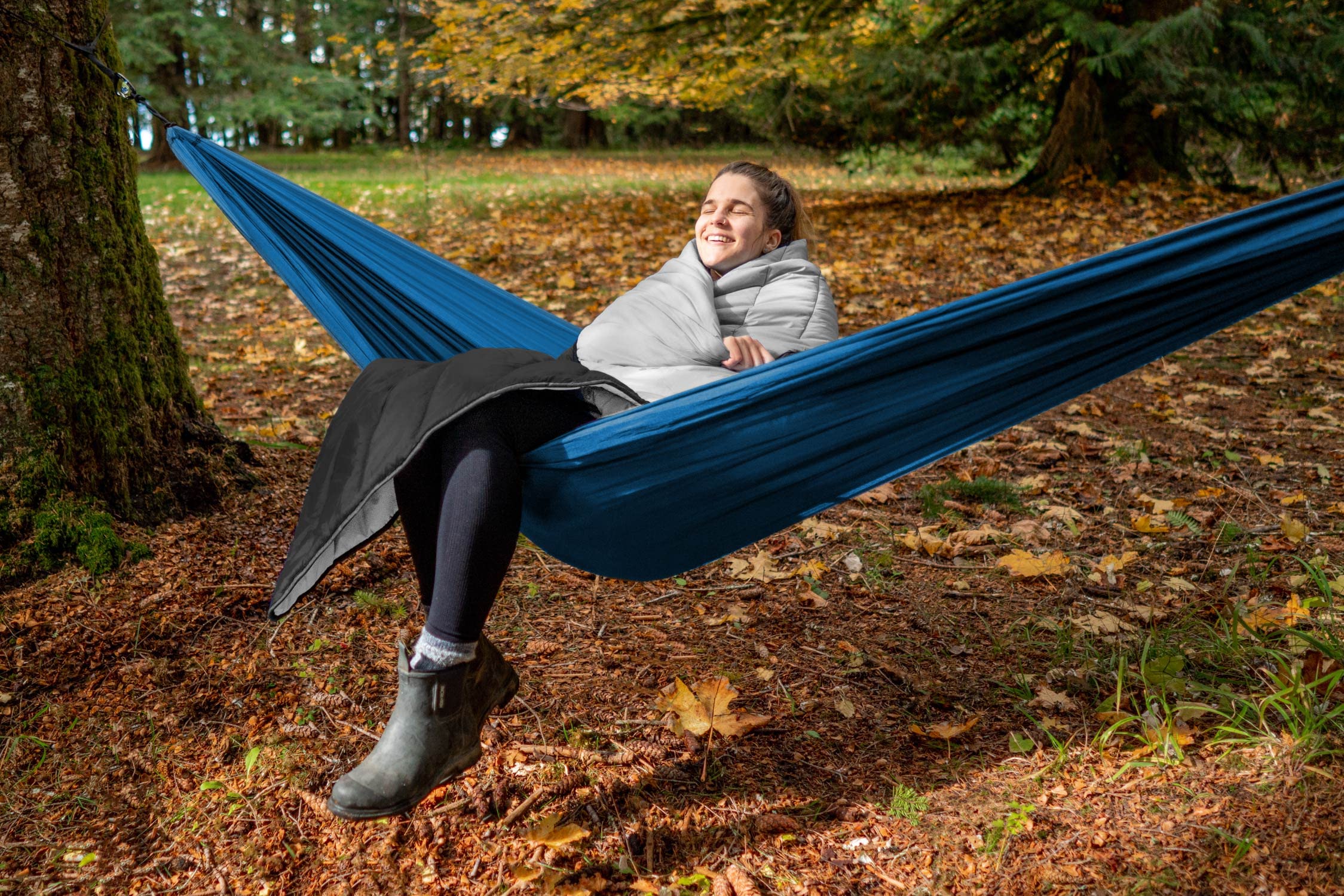 Oceas Outdoor Waterproof Stadium Blanket - Thick Weatherproof & Windproof Camping Blanket for Sporting Events, Picnics, Beach, Tailgating & Car Use - 100% Waterproof Insulated Throw (Puffy, Black) - Perfect for Football Games, Concerts, Hiking and Emergency Car Kit