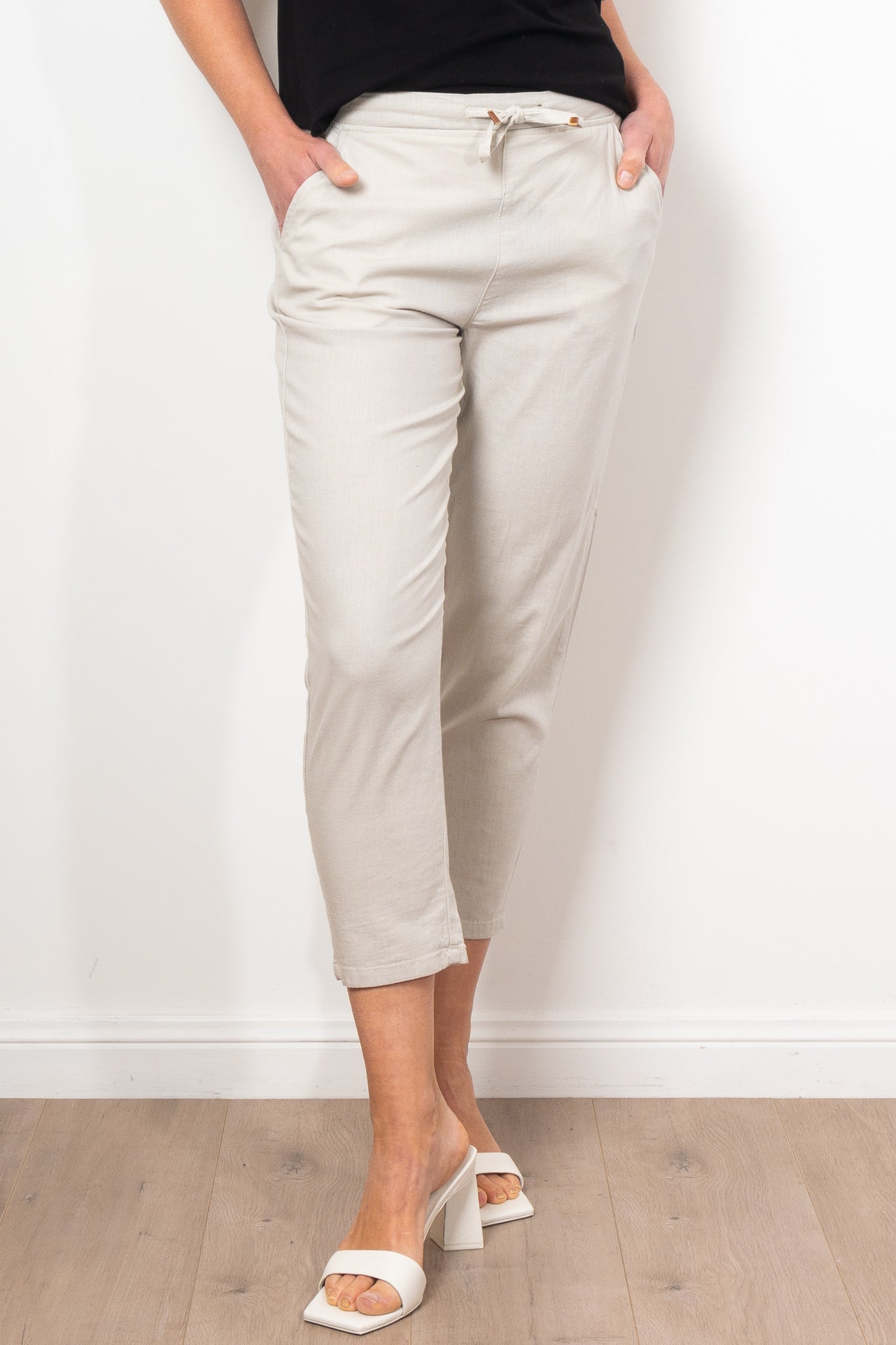 Vassalli Women's 7/8 Length Skinny Stretch Lightweight Pants for Work, Travel & Everyday Comfort