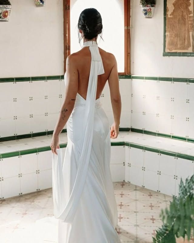 Pronovias Antalya Wedding Dress - Elegant Lace Bridal Gown for Bride, Perfect for Beach Weddings & Destination Ceremonies