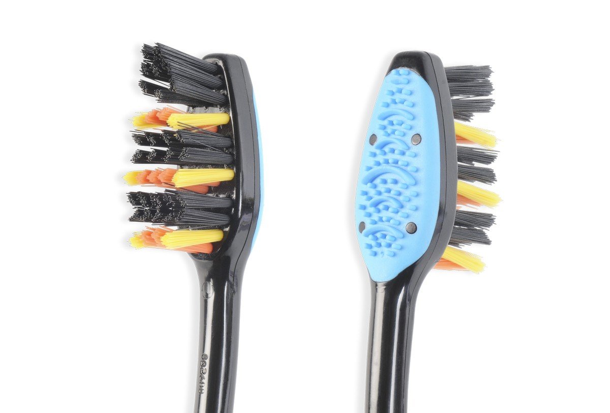 Colgate Zig Zag Black Toothbrush - 4 Pack Deep Cleaning Toothbrushes for Teeth Whitening & Plaque Removal - Perfect for Travel, Home & Office Use