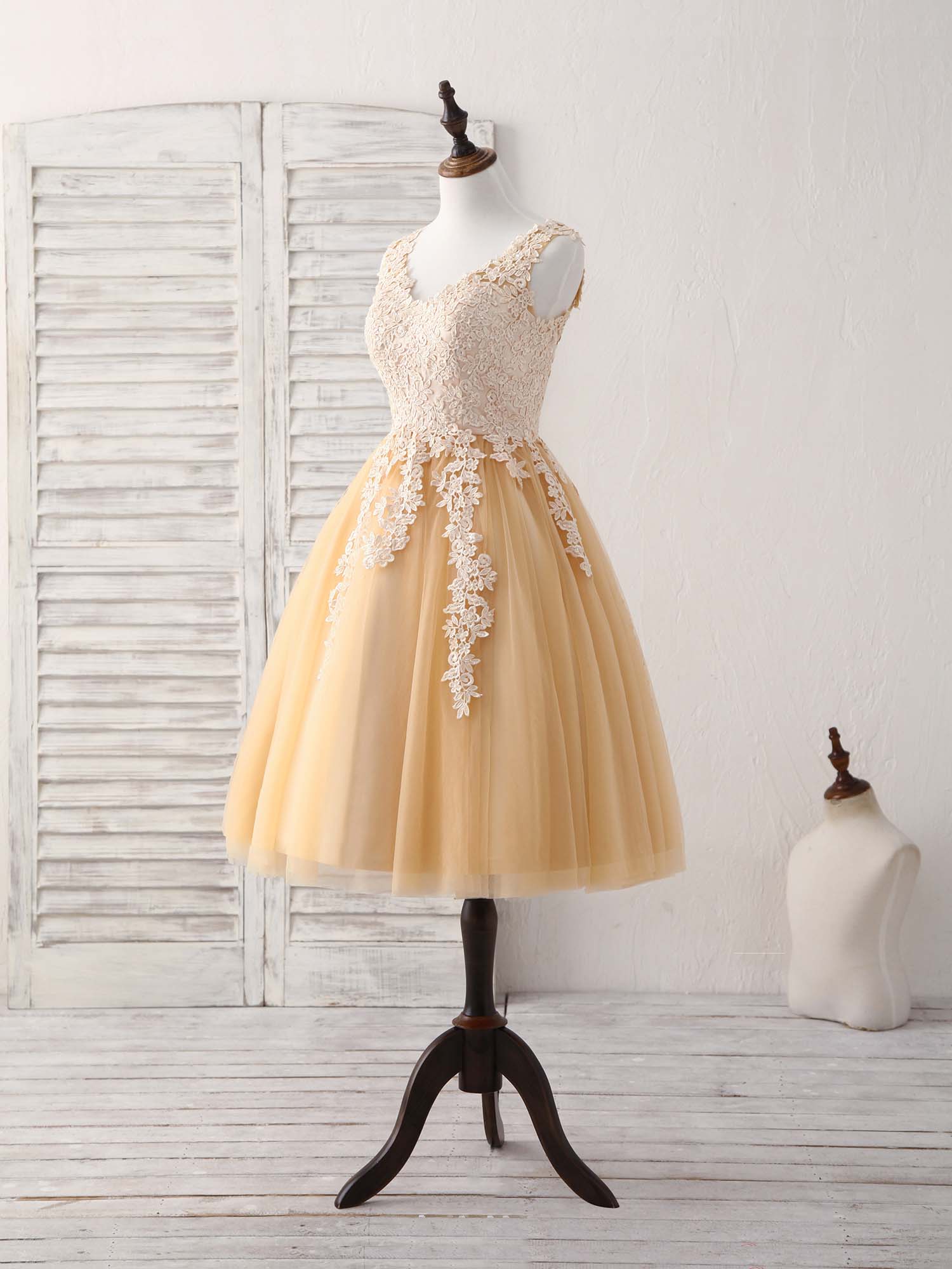 Elegant Champagne V-Neck Tulle Lace Applique Short Prom Dress for Homecoming, Cocktail Party & Special Occasions
