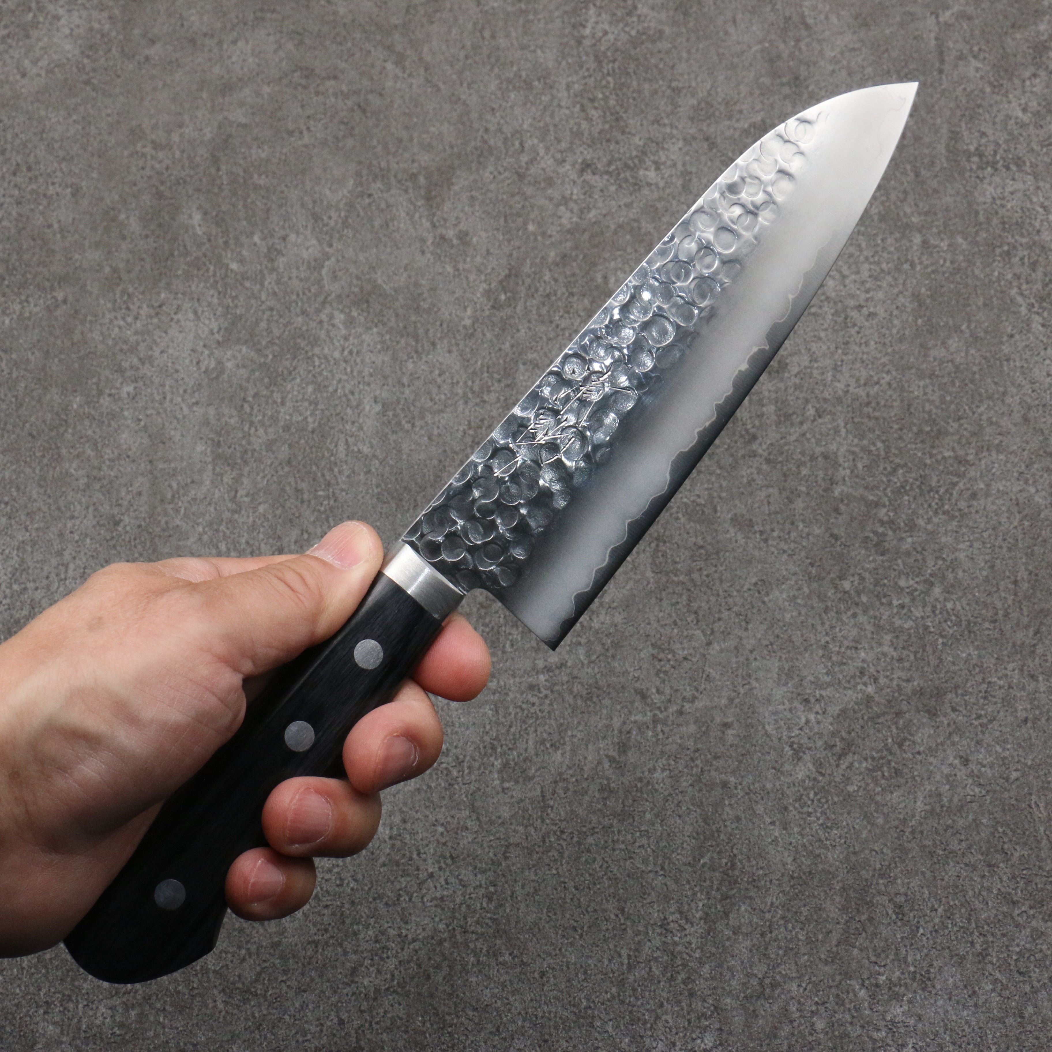 Premium Seisuke VG1 Hammered Migaki Santoku Knife 165mm - Black Pakkawood Handle - Japanese Kitchen Knife for Slicing, Dicing & Chopping Vegetables, Meat & Fish