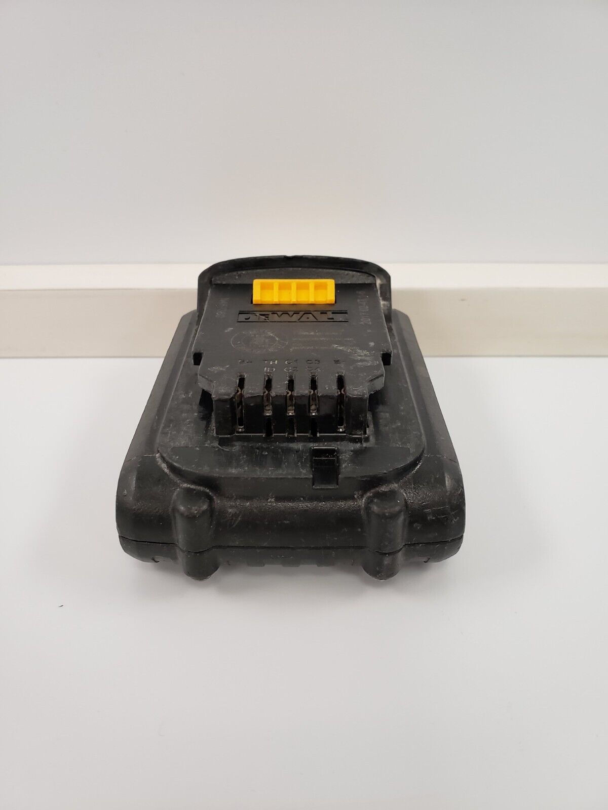 DEWALT DCB201 20V MAX Lithium-Ion Battery Pack - Compatible with DEWALT 20V Tools - Perfect for Drills, Saws & Power Tools - Home Improvement & Construction Use