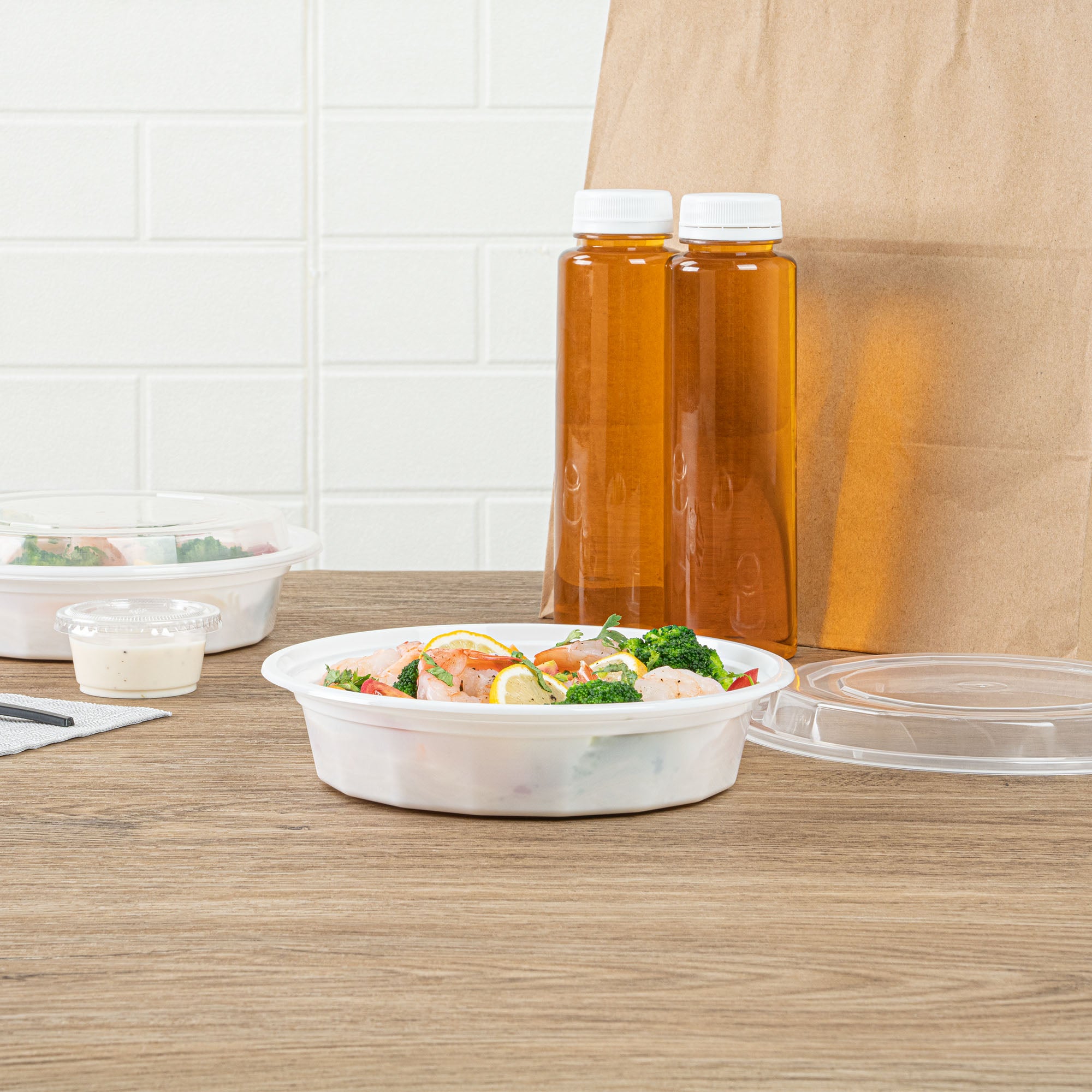 24 oz Round White Plastic Food Storage Containers with Clear Lids - 50 Pack, Microwave Safe To-Go Boxes (7.25