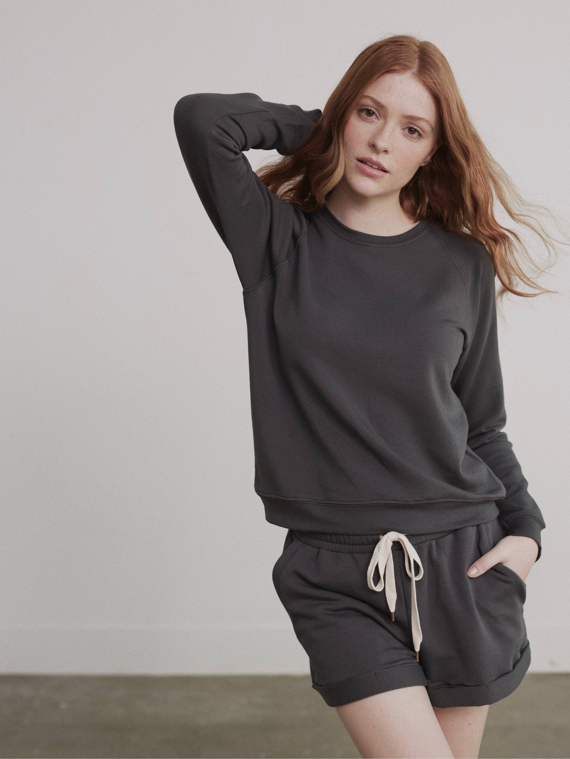 Cozy Fleece Crewneck Pullover Sweatshirt for Women & Men - Soft Winter Warm Casual Wear - Perfect for Outdoor Activities, Lounging & Travel