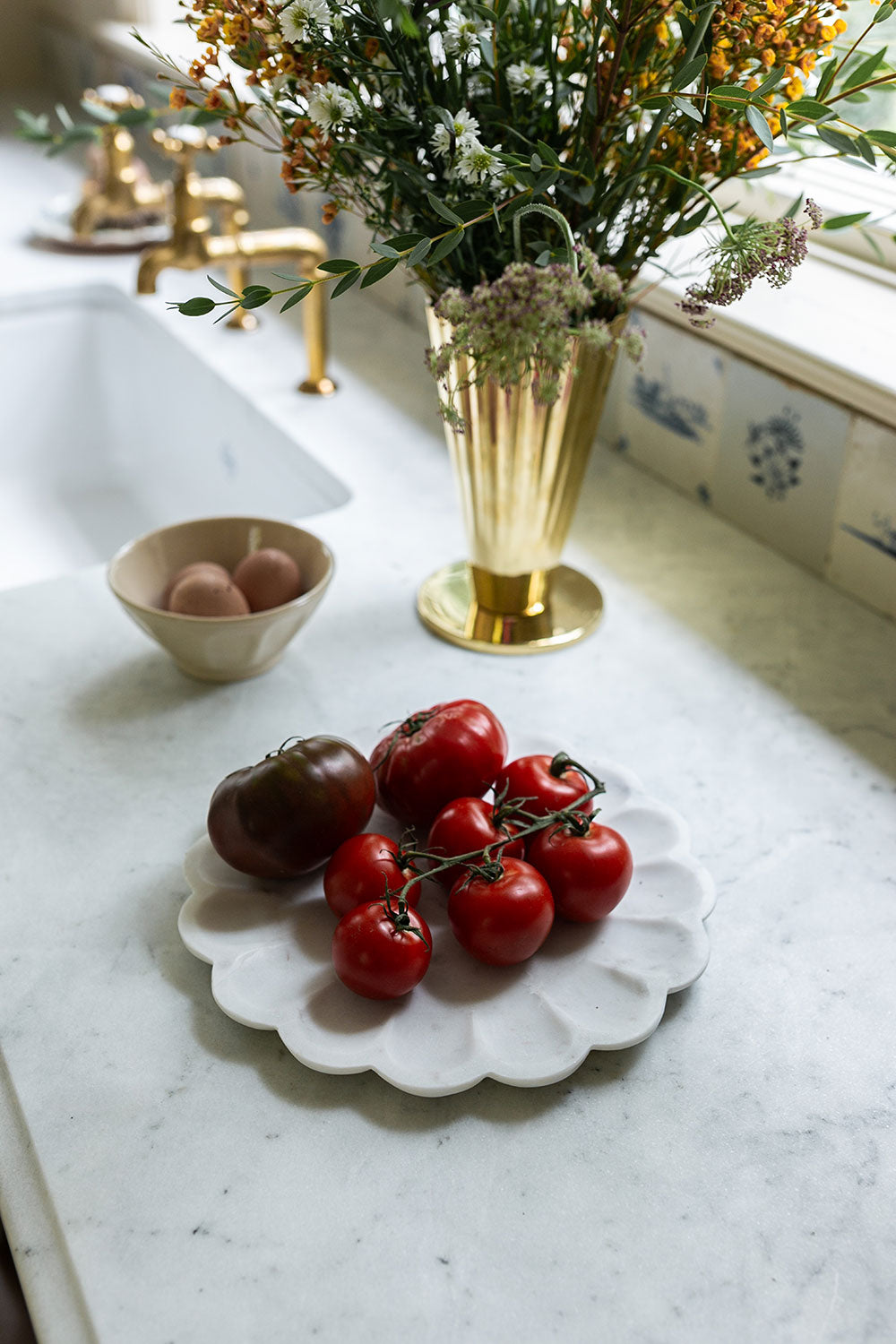 Elegant Scalloped Marble Serving Tray - Decorative Home Decor for Dining, Bathroom & Vanity Organization | Perfect for Jewelry Display, Soap Holder & Coffee Table Centerpiece