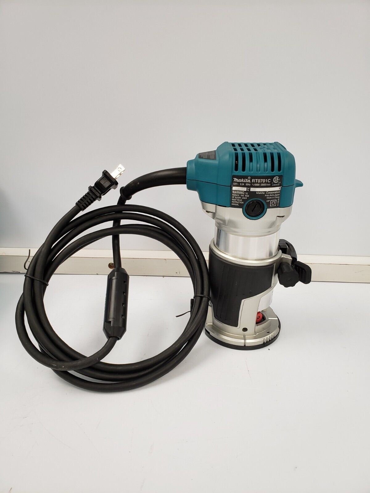 Makita RT0701C Compact Router - 1-1/4 HP, Variable Speed, Precision Woodworking Tool for DIY Projects & Professional Carpentry - Perfect for Edging, Trimming & Decorative Woodworking