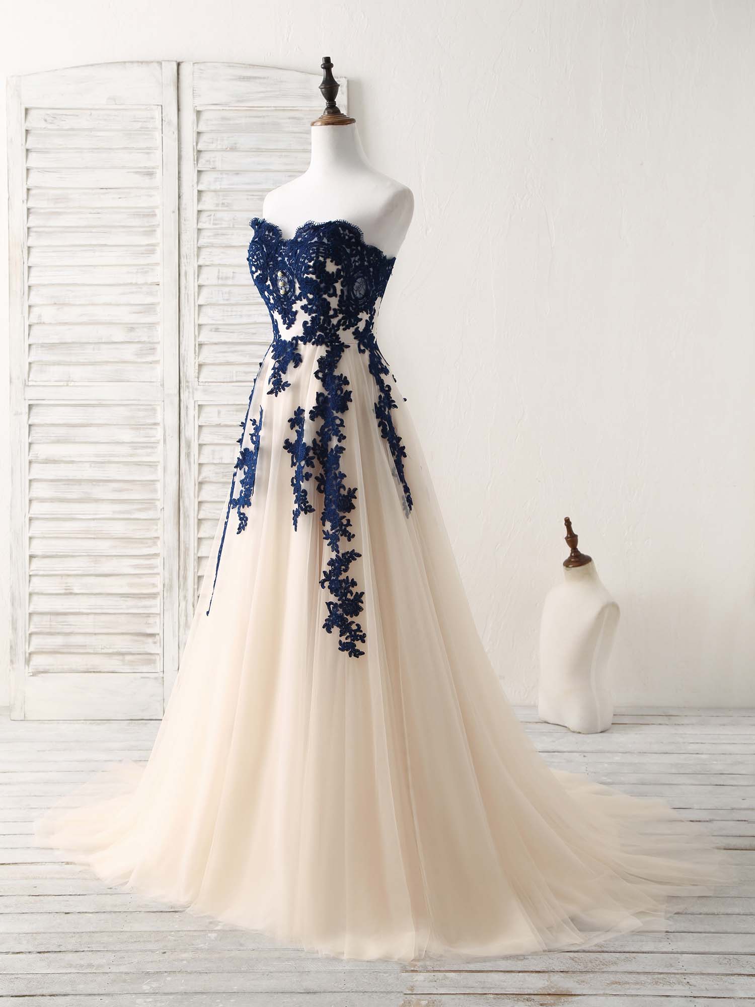 Elegant A-Line Sweetheart Neckline Tulle Lace Applique Long Prom Dress & Bridesmaid Gown - Perfect for Formal Dances, Weddings, and Special Occasions