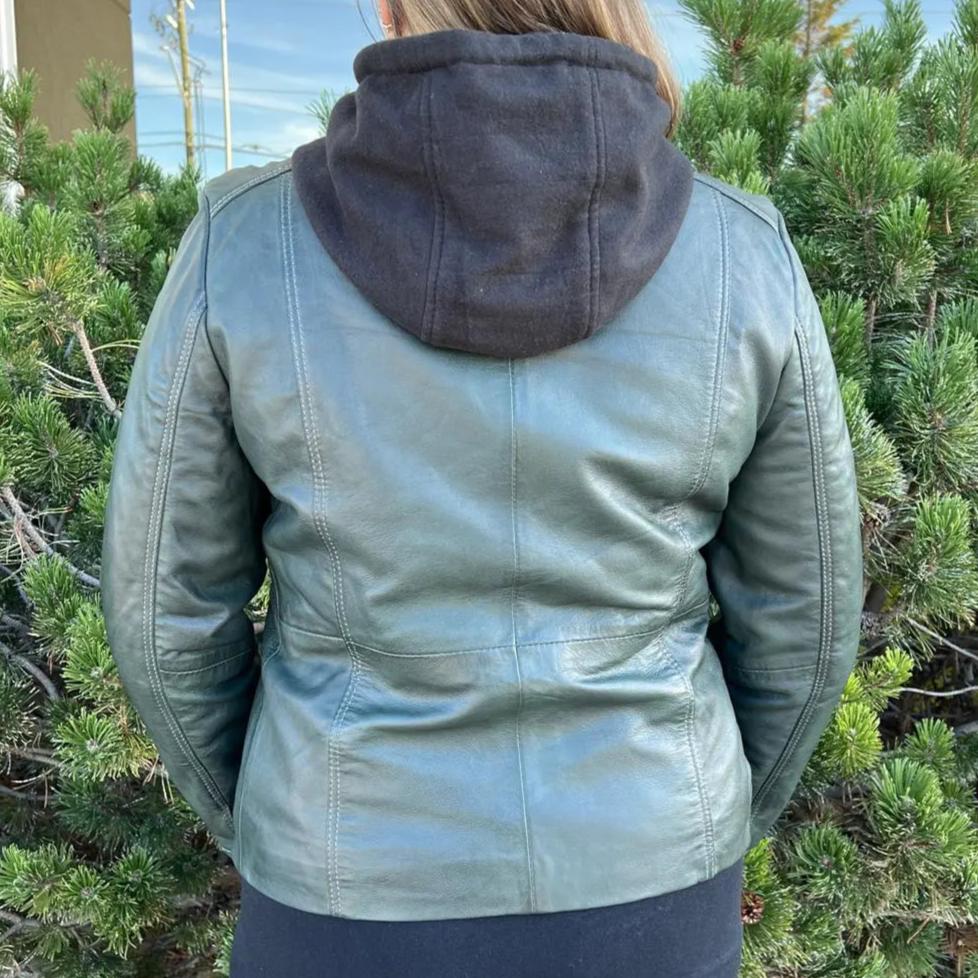 BOL Women's Detachable Hooded Leather Jacket - Fashionable Faux Leather Coat for Fall & Winter - Perfect for Casual Outfits, Streetwear & Outdoor Activities