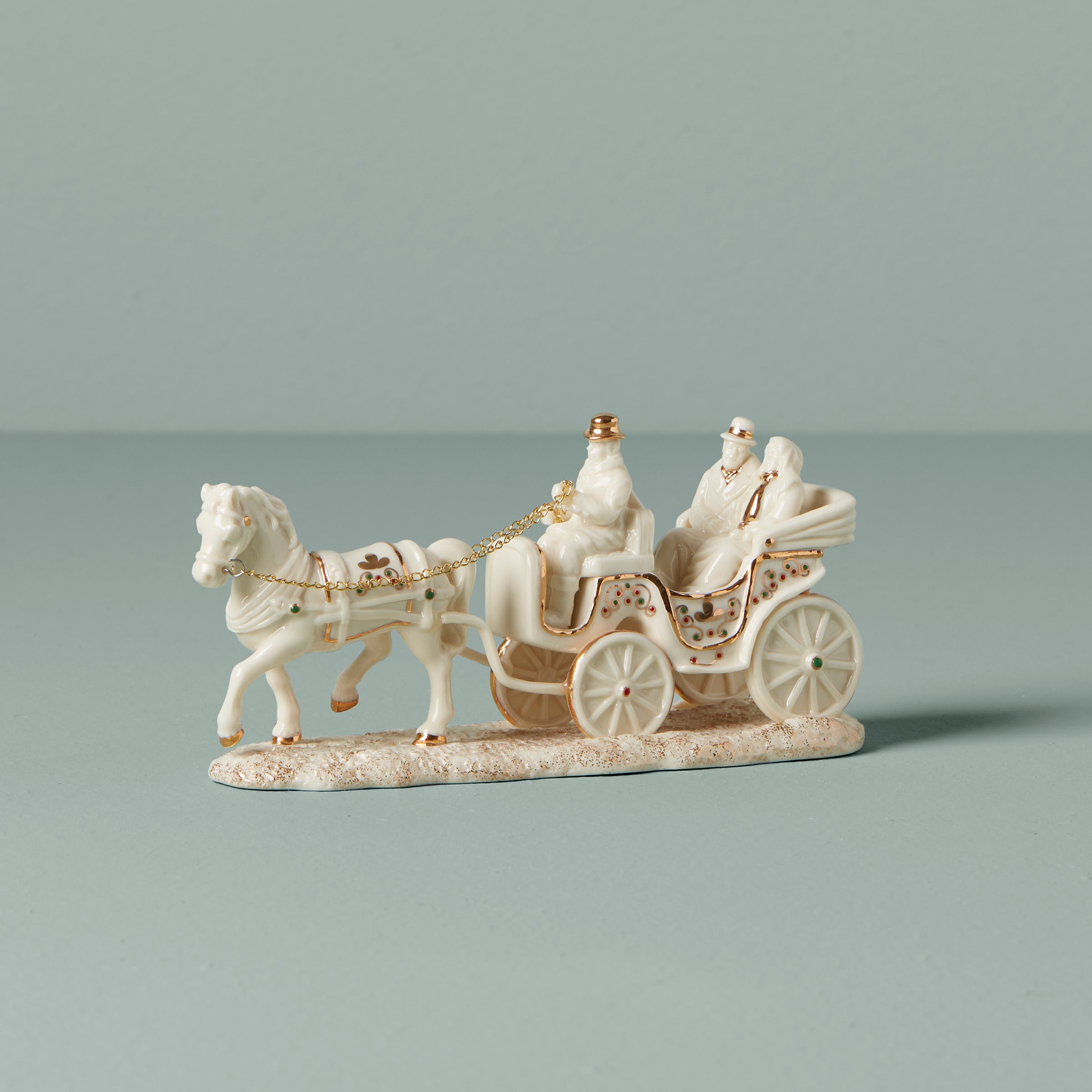 Vintage Mistletoe Park Horse Drawn Carriage - Romantic Wedding & Christmas Decoration for Outdoor Events & Holiday Displays