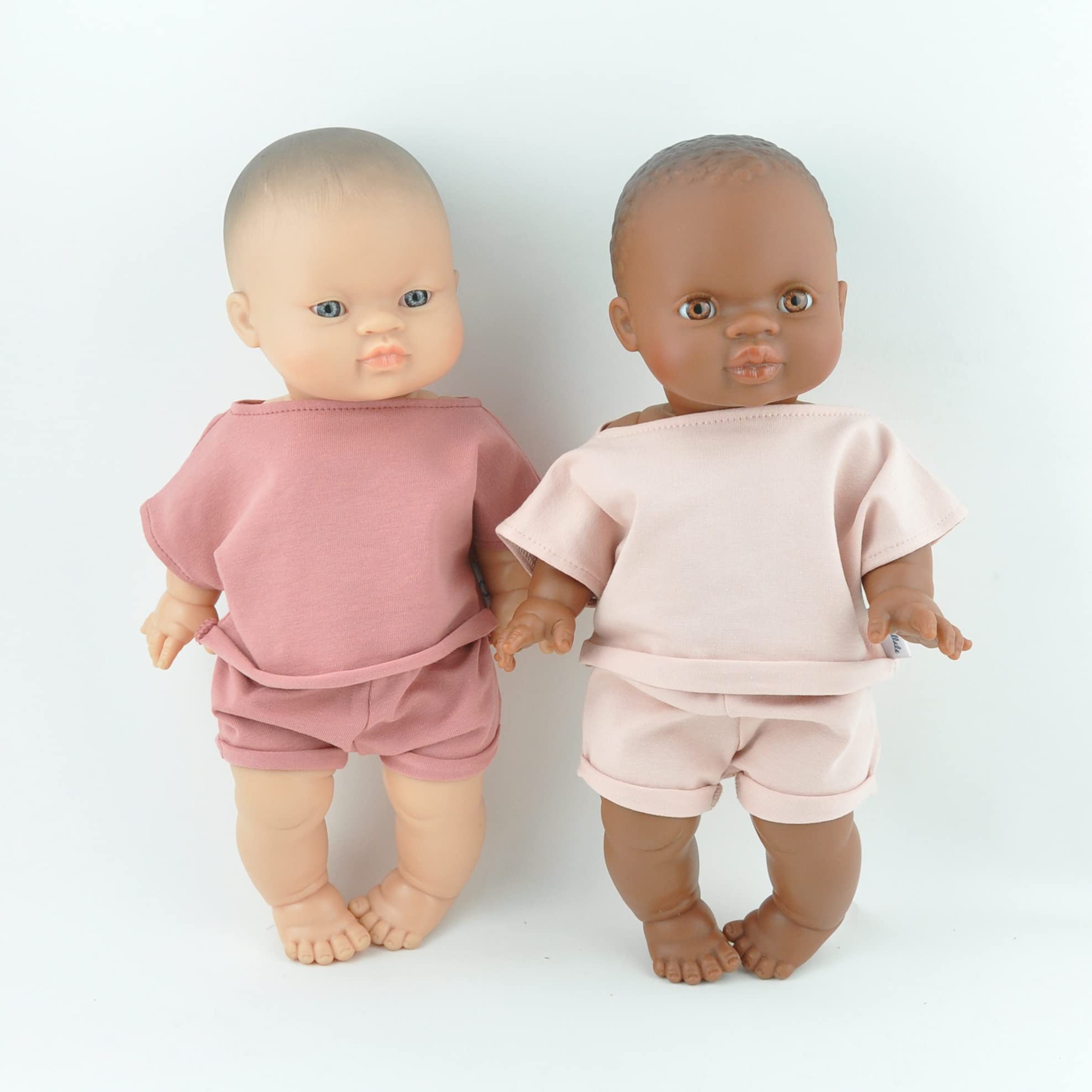 Minikane & Paola Reina 34cm Doll Clothes Set - Sporty T-Shirt & Light Pink Boy Shorts for 13 Inch Dolls | Perfect for Dress Up, Role Play & Collectible Doll Fashion