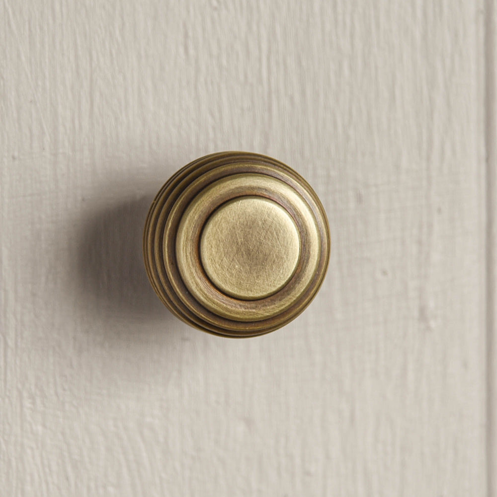 Vintage Antique Brass Queen Anne Cabinet Knobs - Set of 10 - Classic Pull Handles for Kitchen Cabinets, Dressers & Furniture Hardware - Perfect for Home Renovation & DIY Projects
