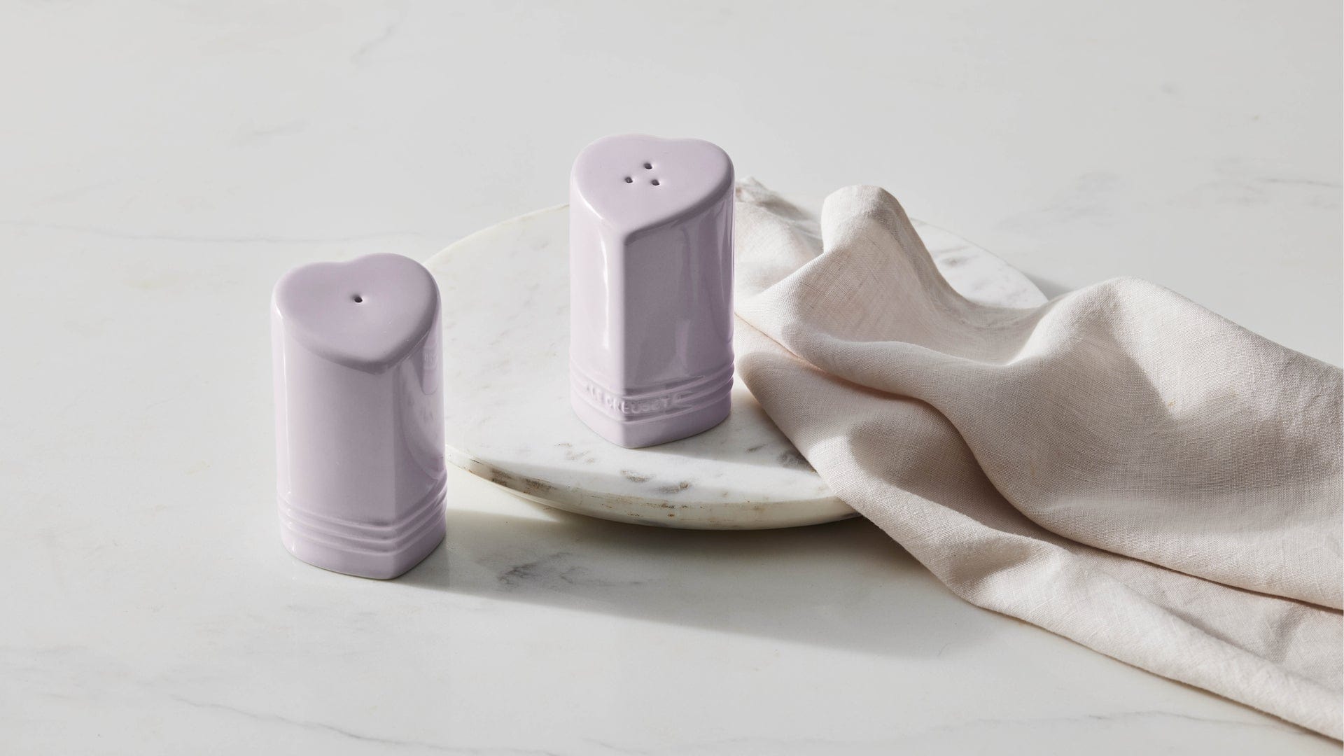 Le Creuset Heart-Shaped Salt and Pepper Shaker Set - 2-Piece Ceramic Spice Dispensers with Shallot Design - Perfect for Kitchen, Dining Table, and Valentine's Day Gift