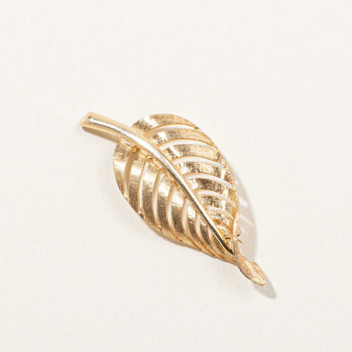 14K Yellow Gold Leaf Brooch - Elegant Floral Pin for Women - Perfect for Weddings, Parties & Gift Giving