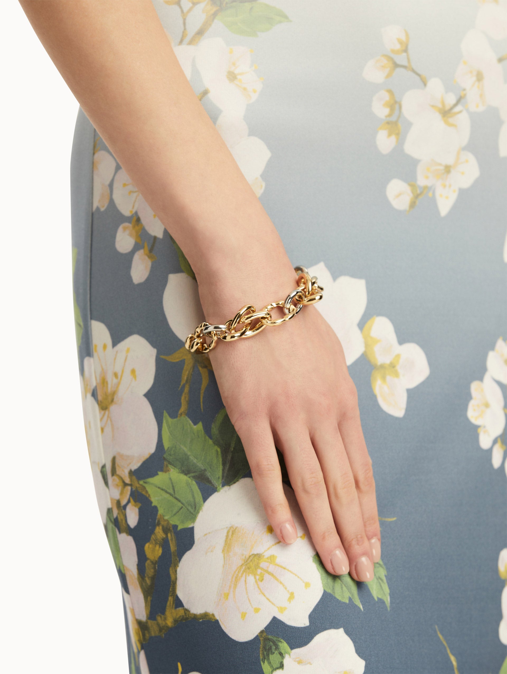 O Knot Bracelet P25J701 Gold - Elegant Adjustable Knot Design for Women, Perfect for Everyday Wear, Gifts & Special Occasions
