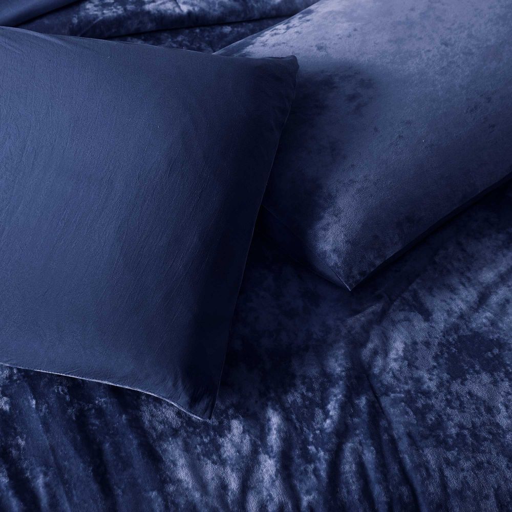 Luxurious Crushed Velvet 3-Piece Comforter Set - Soft & Cozy Queen/King Size Bedding for Winter - Perfect for Master Bedroom, Guest Room & Hotel Decor