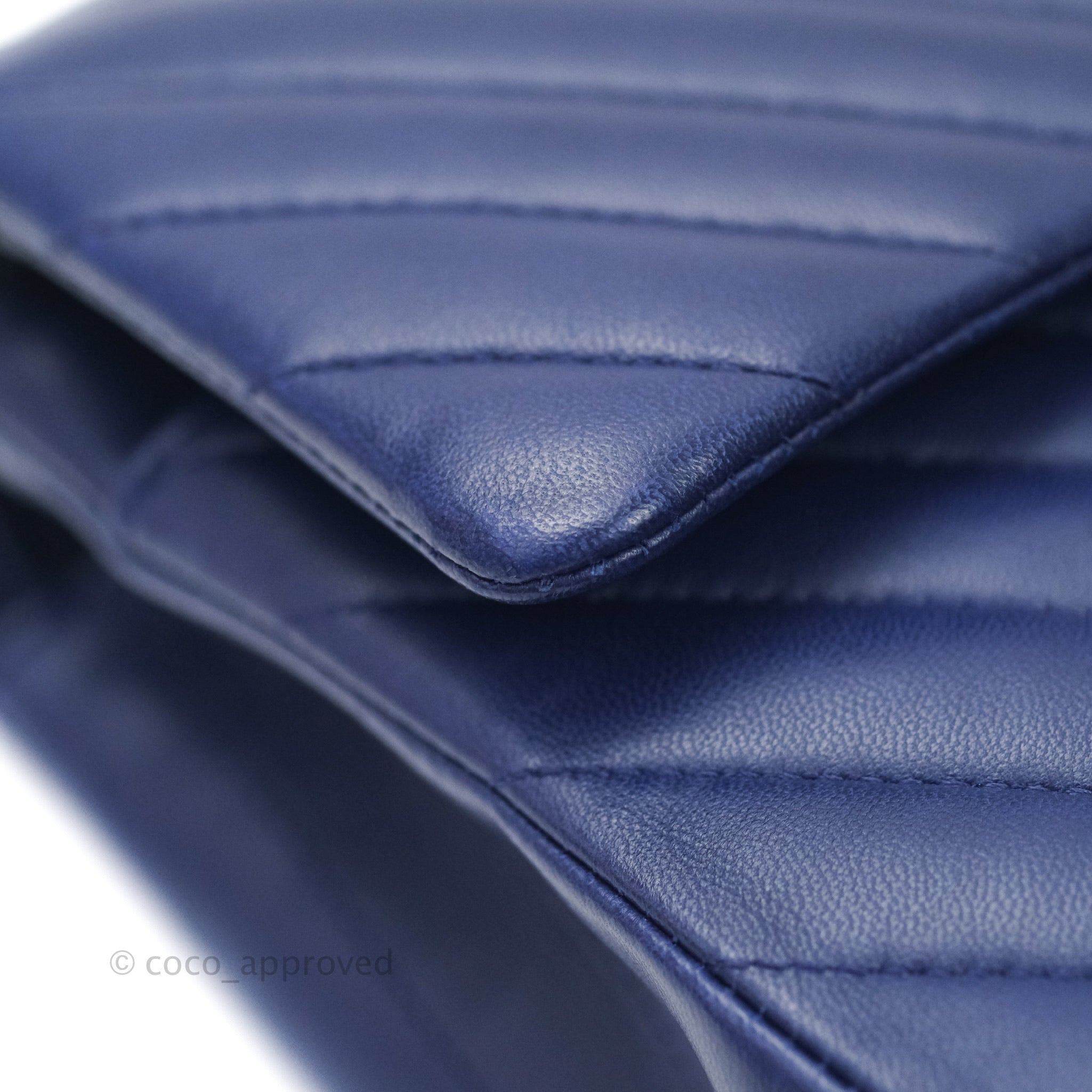 Chanel Classic Chevron M/L Medium Flap Bag in Blue Lambskin Leather with Gold Hardware - Perfect for Evening Events & Luxury Fashion Accessories