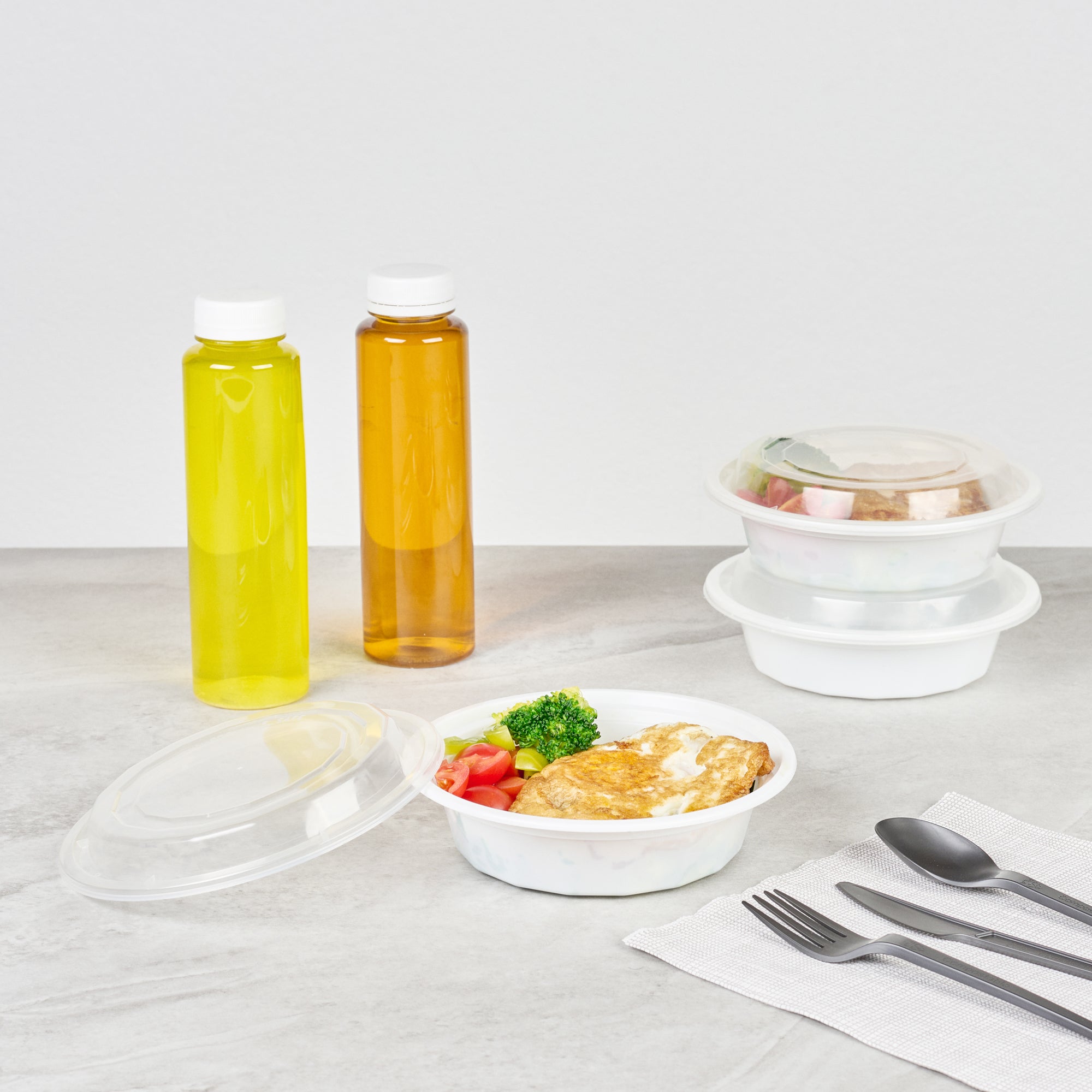 16 oz Round White Plastic Food Storage Containers with Clear Lids - Microwave Safe, 6.25