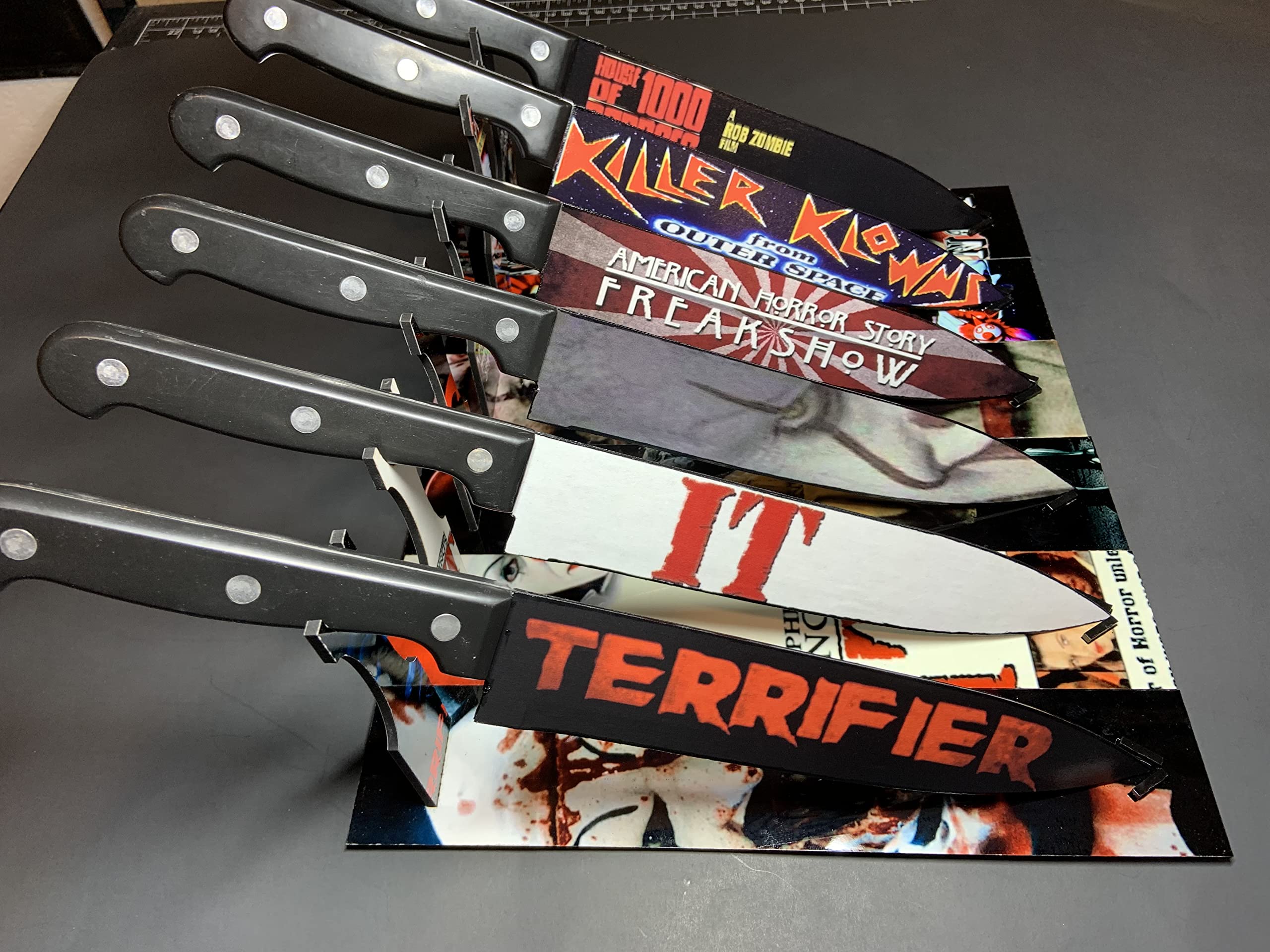 Scary Clown Horror Themed 6-Piece Kitchen Knife Set with Sublimated Stand - Perfect for Halloween Parties, Horror Enthusiasts & Themed Cooking