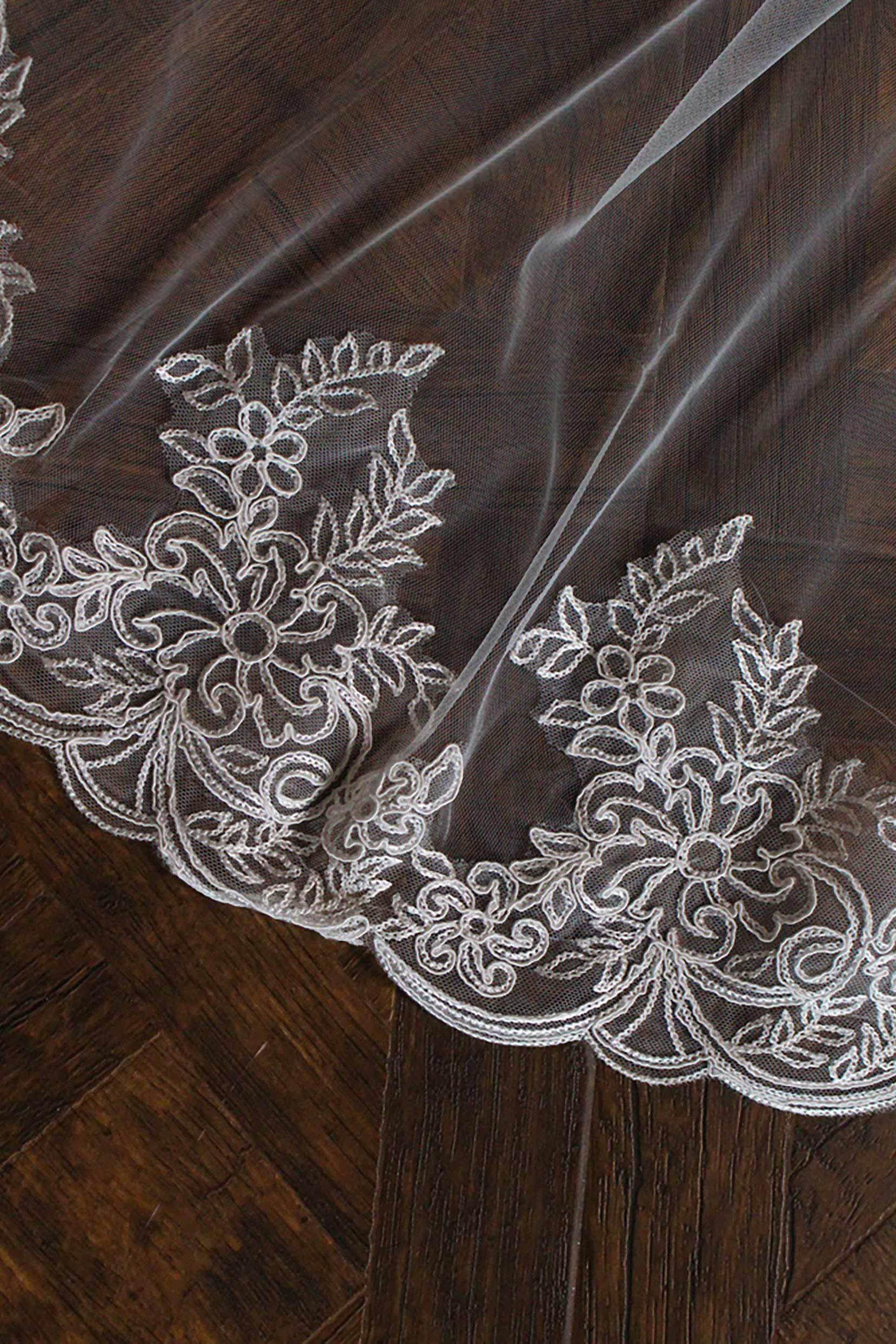 Elegant One-Tier Lace Edge Tulle Chapel Wedding Veil with Appliques CV0317 - Perfect for Bridal Ceremonies, Photos & Romantic Occasions