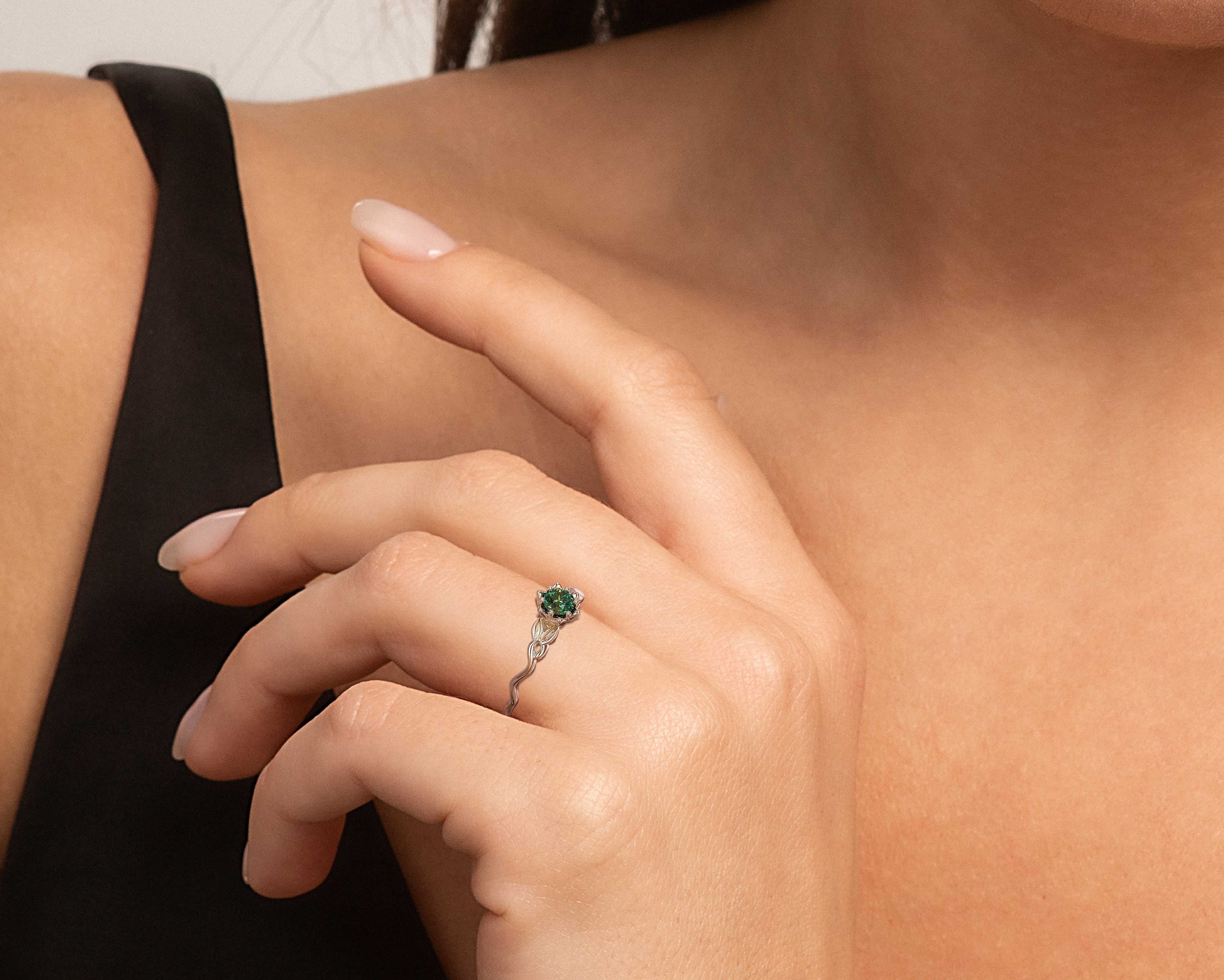 Exquisite Emerald Flower Engagement Ring for Women - Vintage Inspired Solitaire Wedding Band - Perfect for Proposals, Anniversaries & Special Occasions
