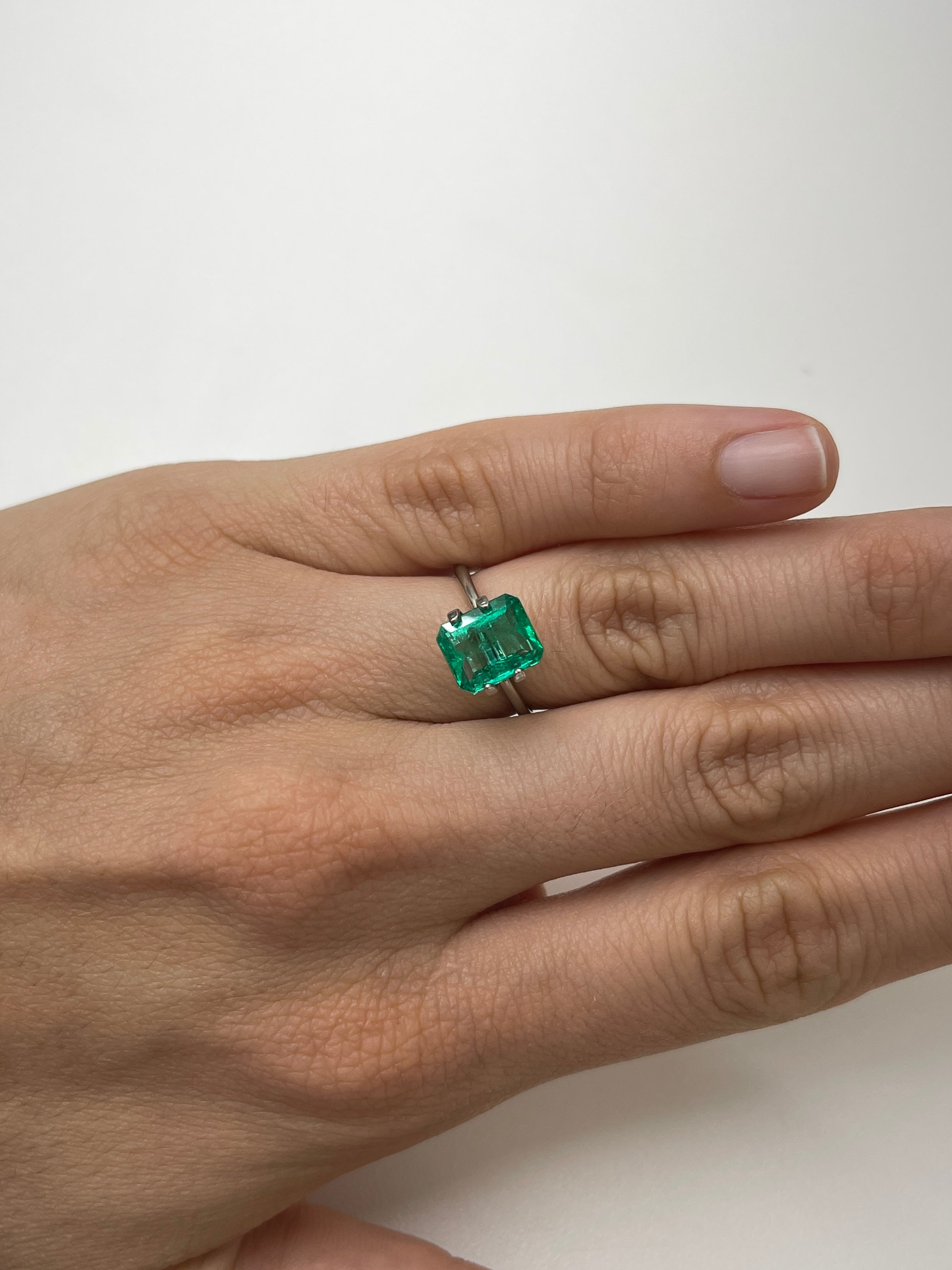 2.85 Carat 9.4x8mm Natural Colombian Loose Emerald Gemstone - Emerald Cut, Vivid Green Crystalline Clarity for Jewelry Making, Engagement Rings & Luxury Gifts